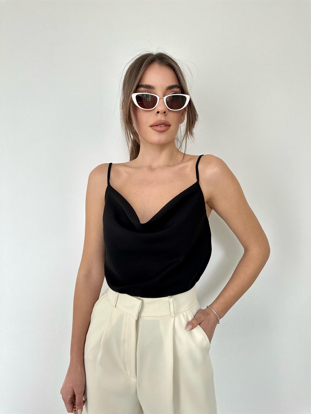 Siyah İp Askılı Degaje Yaka Bluz