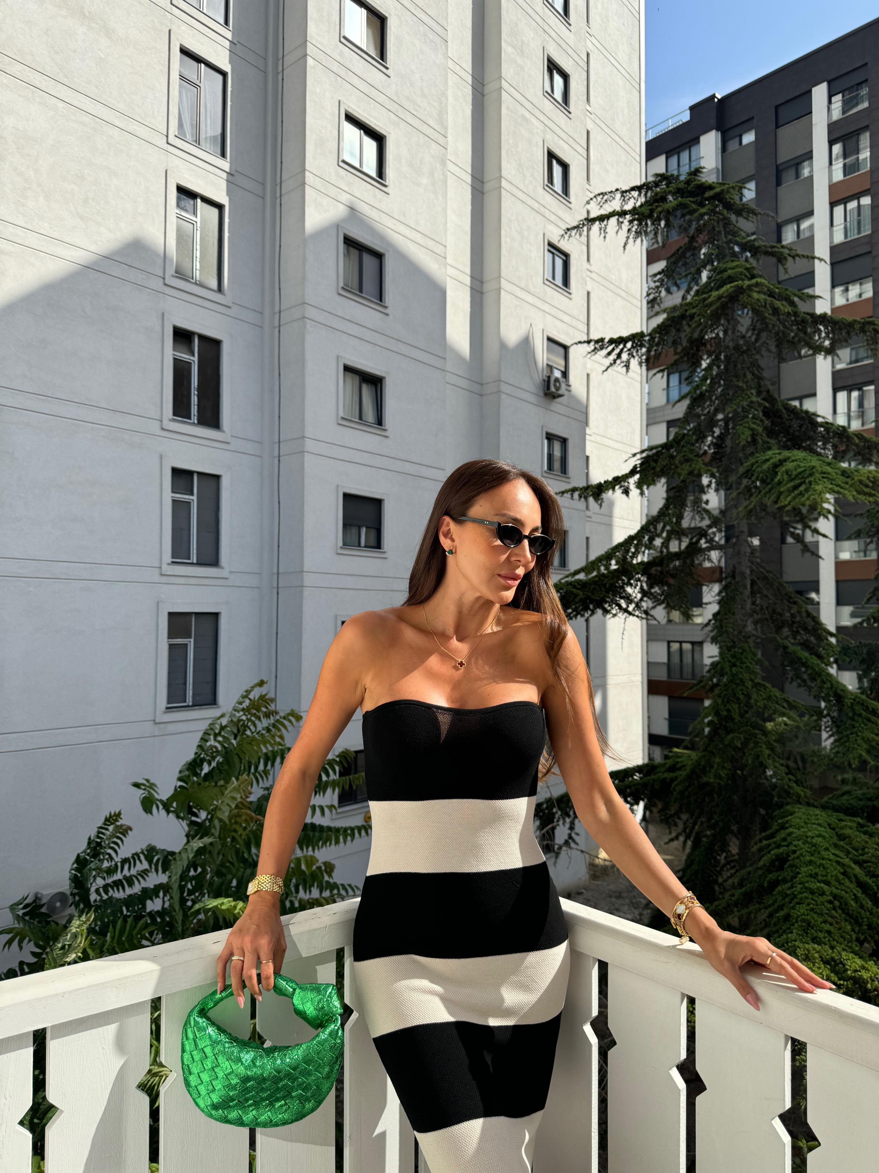 Siyah Kalın Çizgili Straplez Elbise