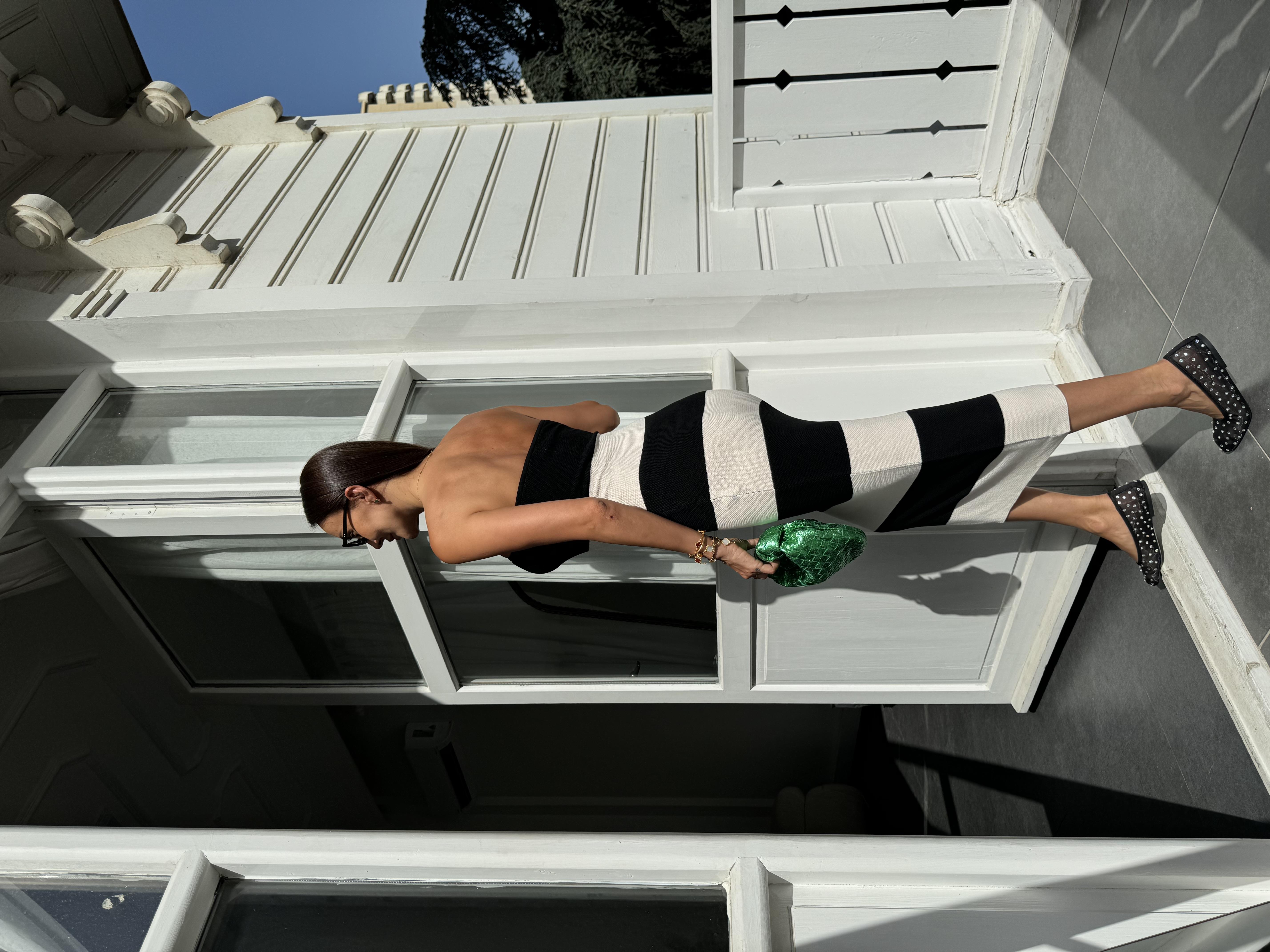 Siyah Kalın Çizgili Straplez Elbise