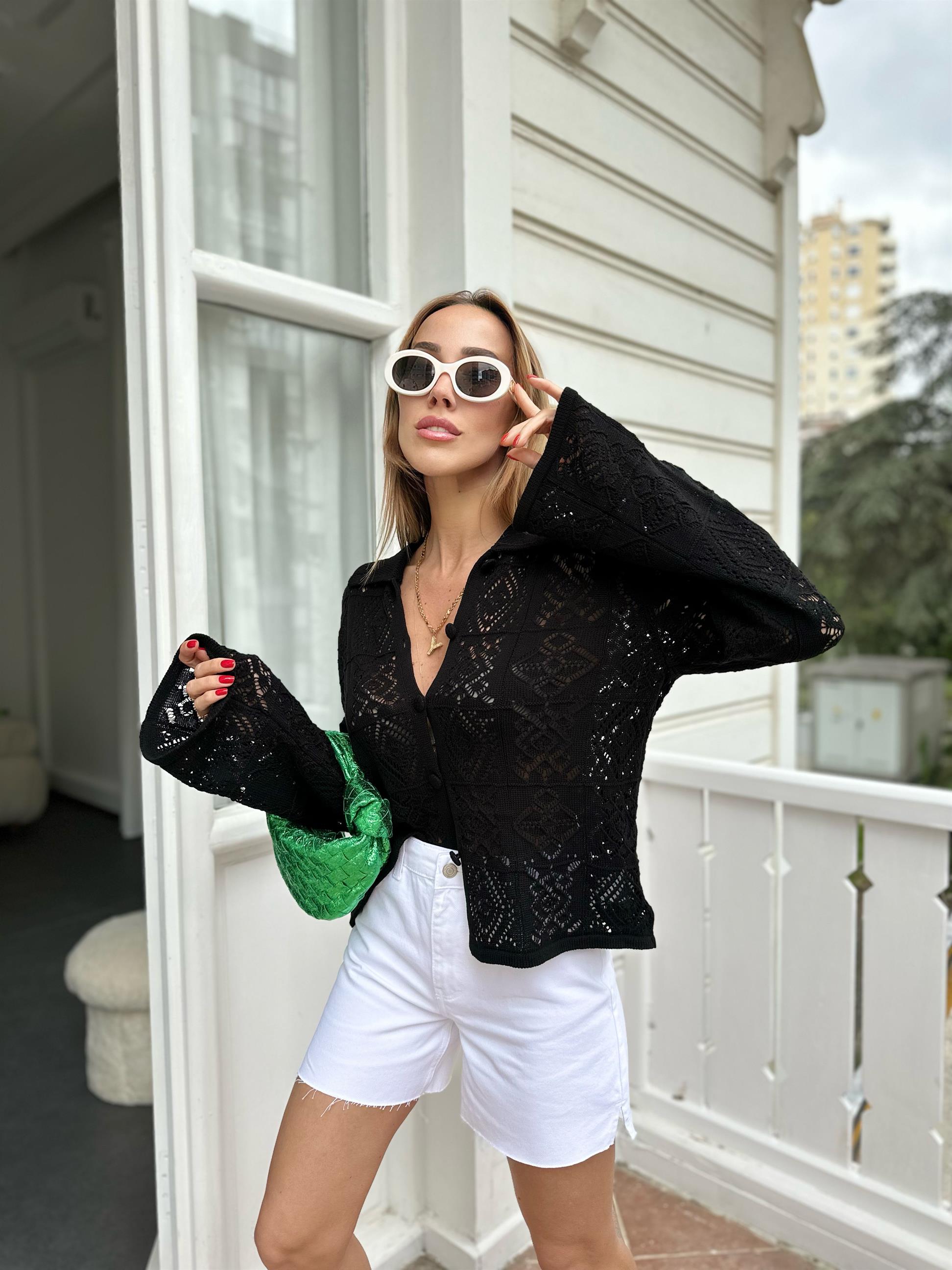 Siyah Kaplama Düğmeli Ajurlu Hırka