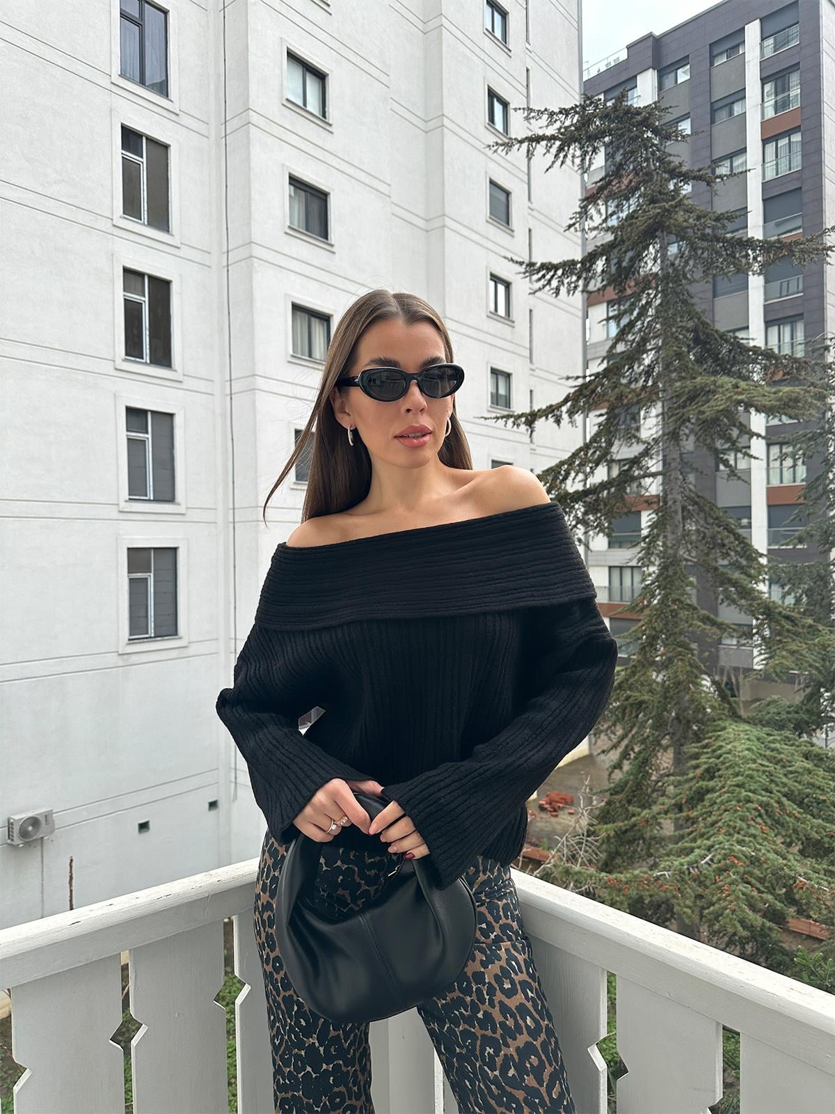 Siyah Kayık Yaka Fitilli Kazak