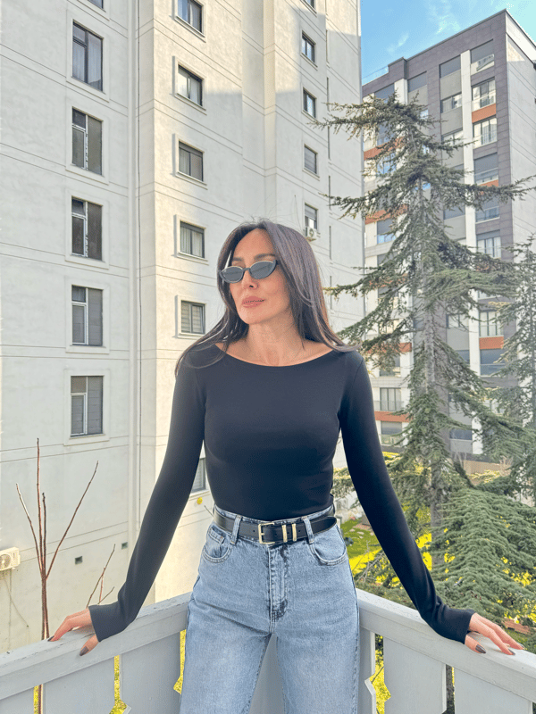 Siyah Kayık Yaka Uzun Kollu Top