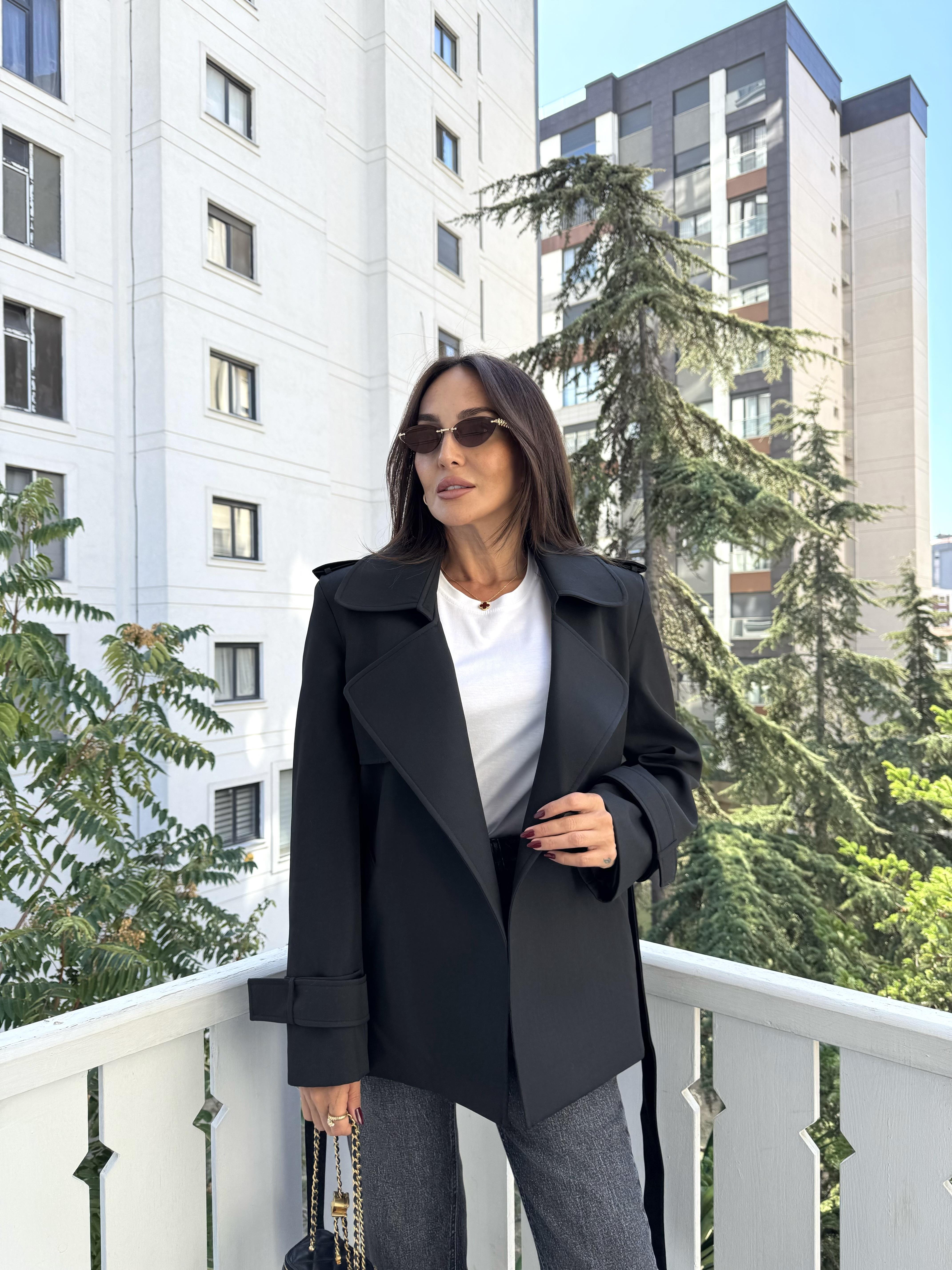 Siyah Kemerli Kruvaze Yaka Ceket