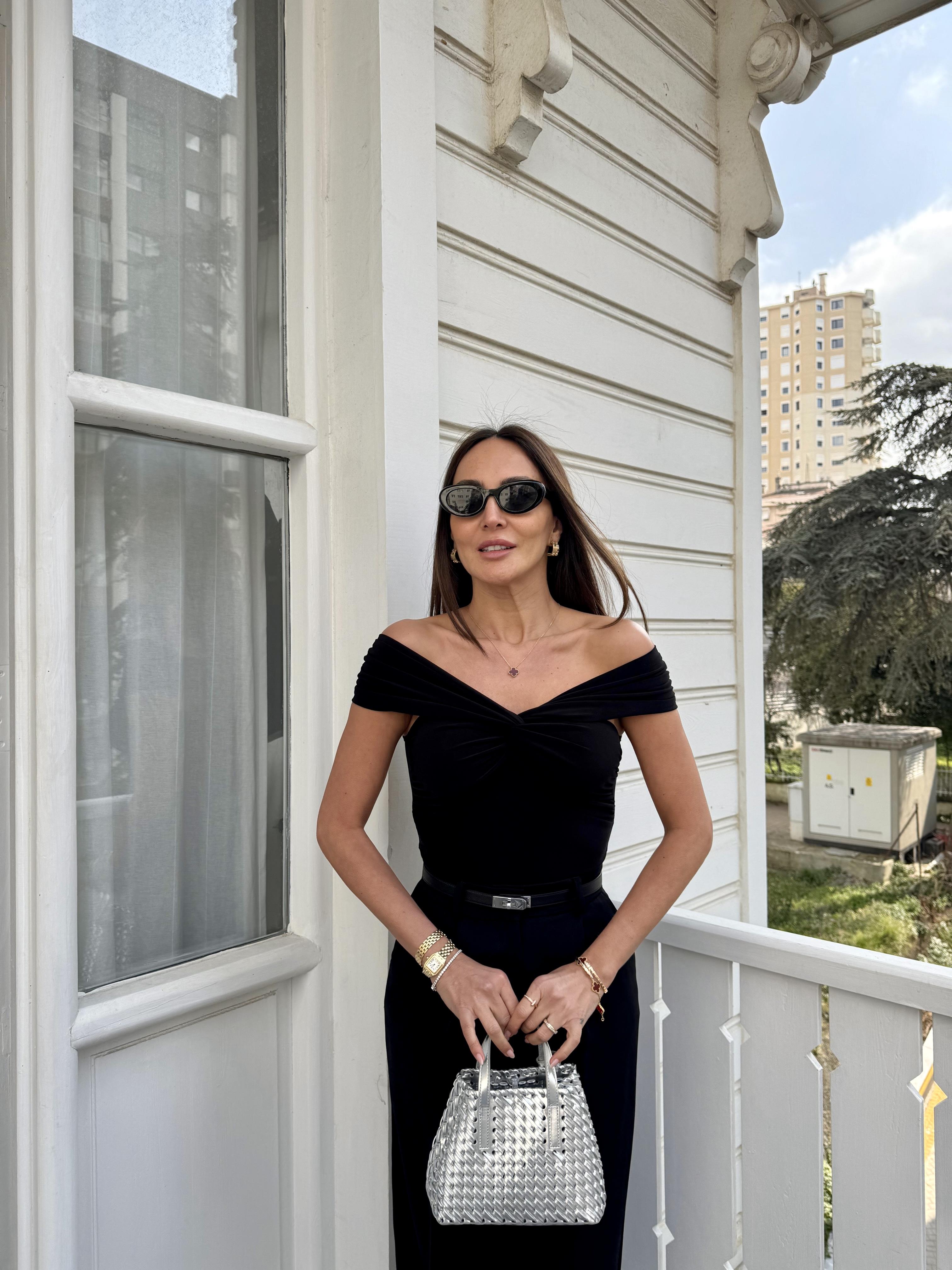 Siyah Kısa Kollu Madonna Yaka Bluz