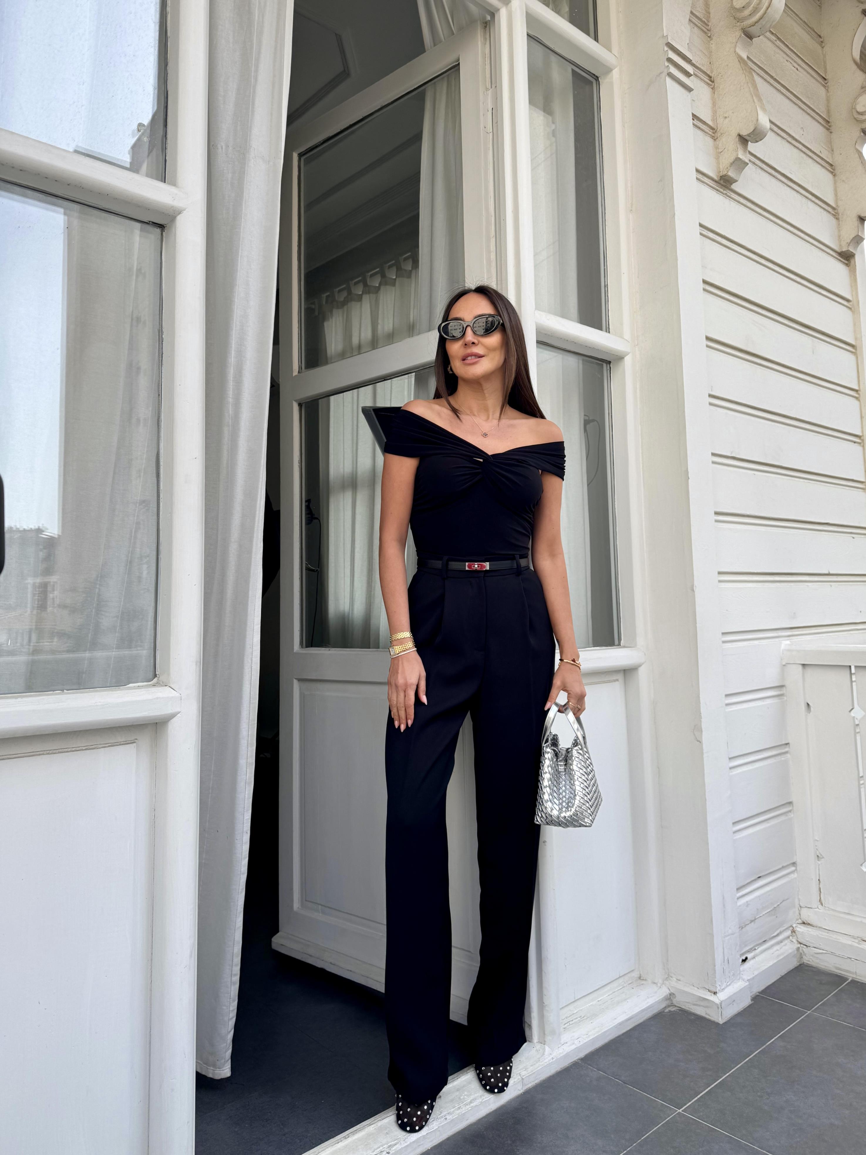 Siyah Kısa Kollu Madonna Yaka Bluz