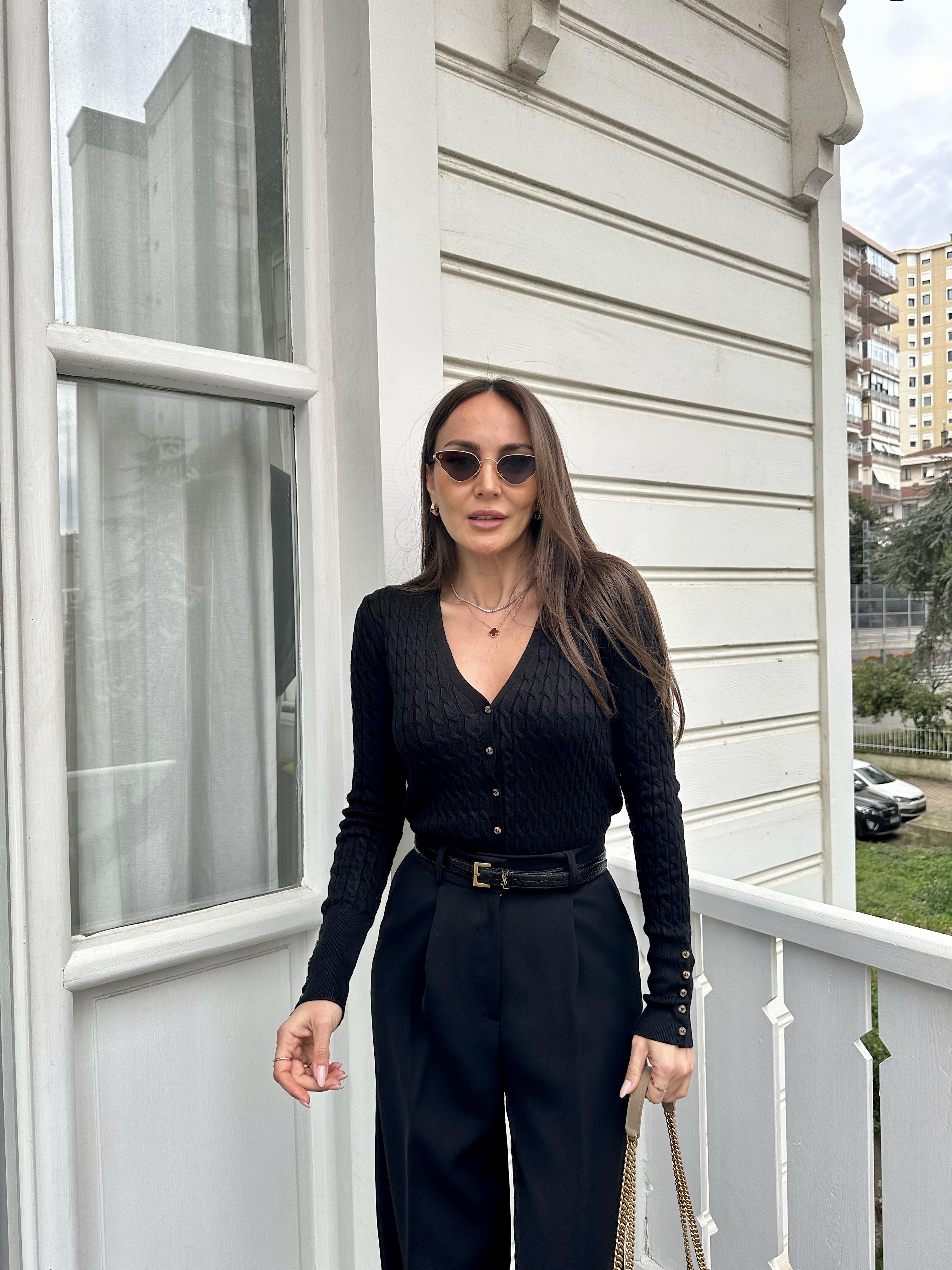 Siyah Kolları Düğmeli V Yaka Hırka