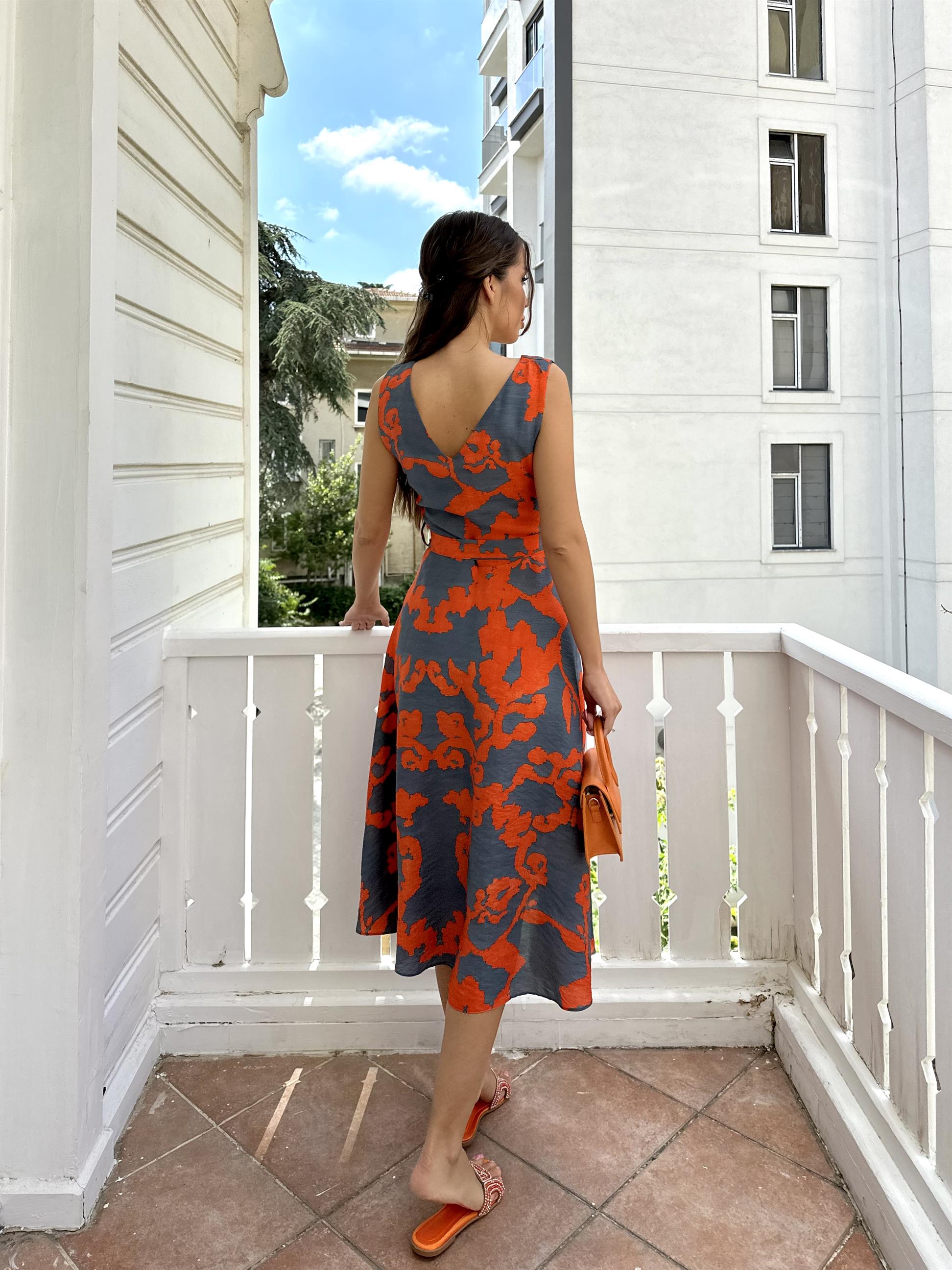 Siyah Kolsuz Turuncu Desenli Midi Elbise