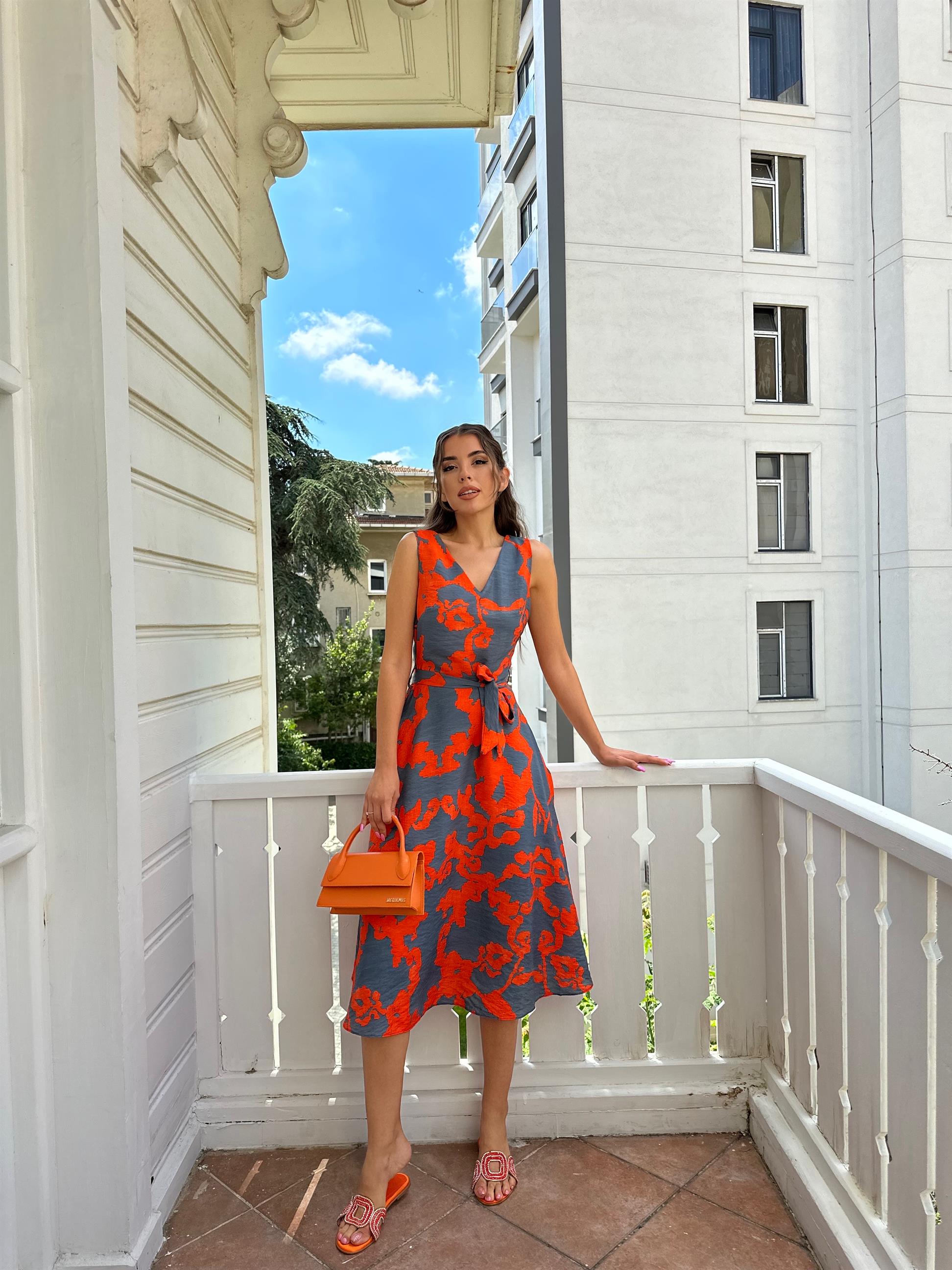 Siyah Kolsuz Turuncu Desenli Midi Elbise