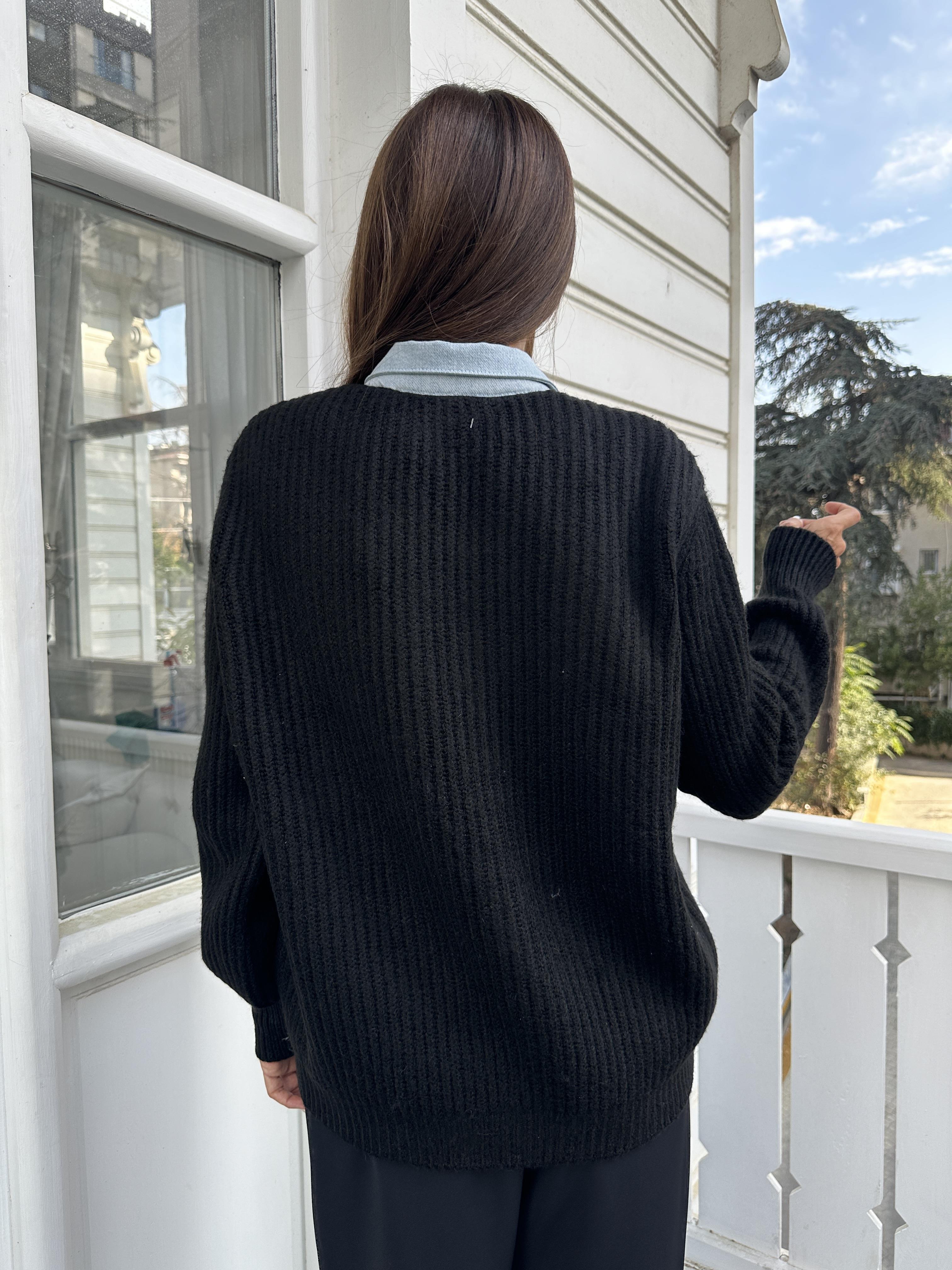 Siyah Kotlu Çıtçıtlı Hırka
