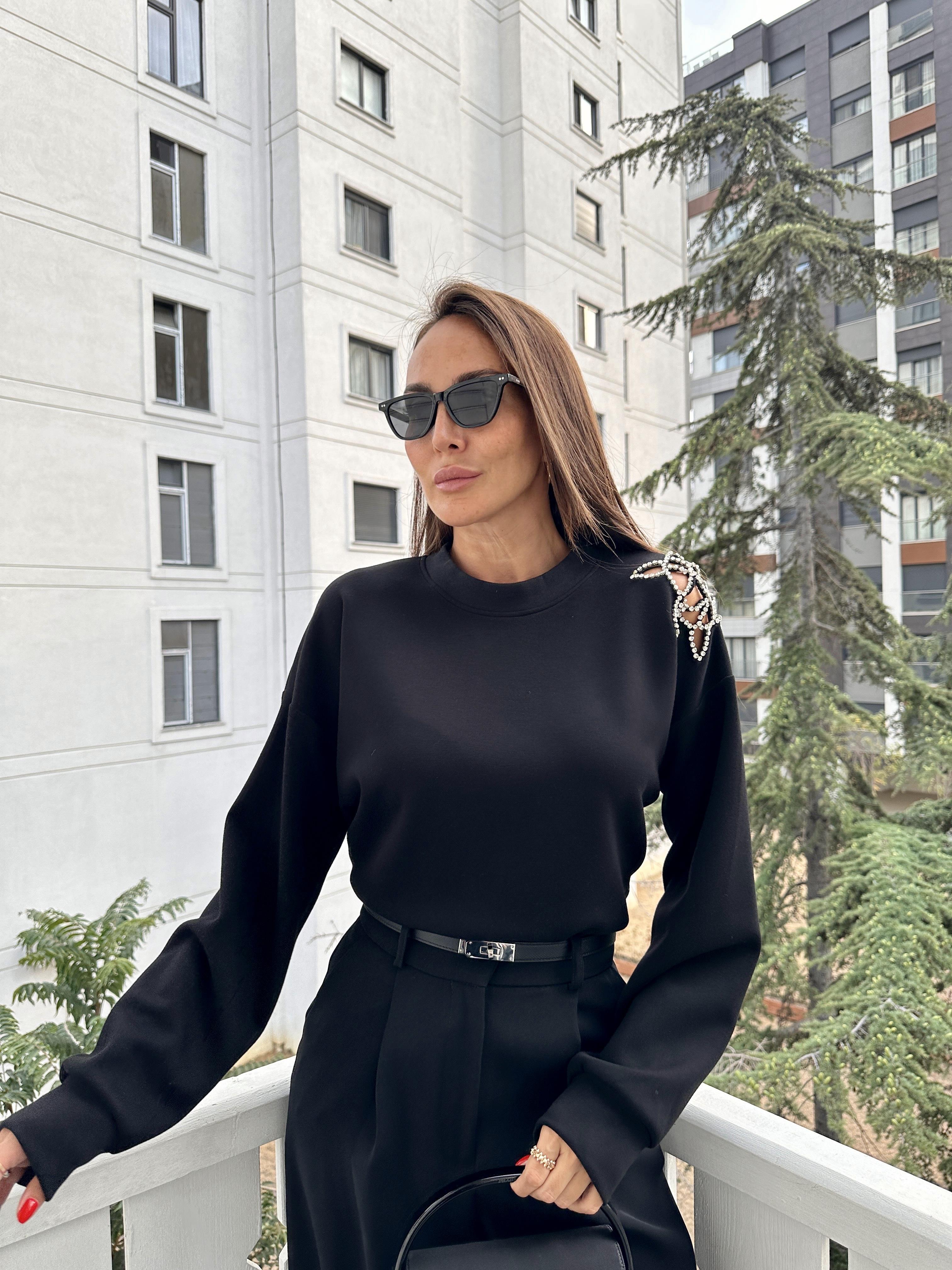 Siyah Omuz Detaylı Tasarım Sweatshirt