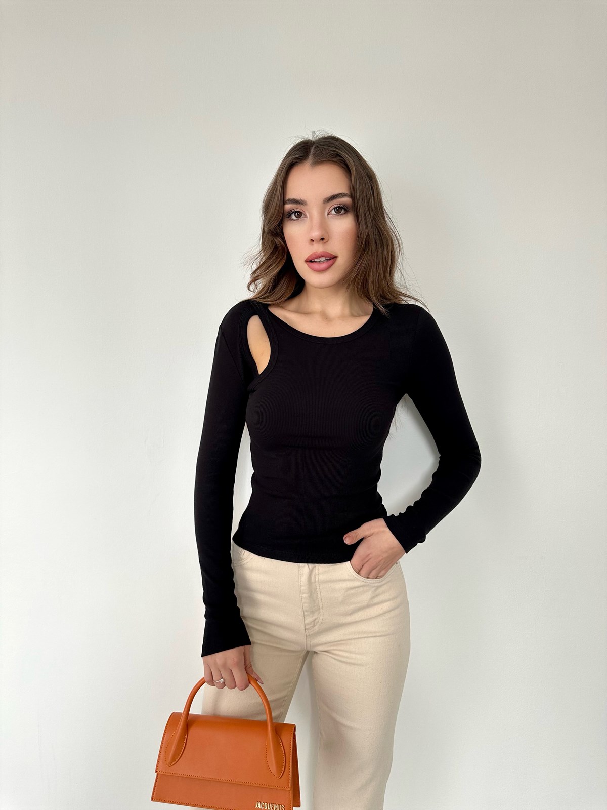 Siyah Omzu Açık Bluz