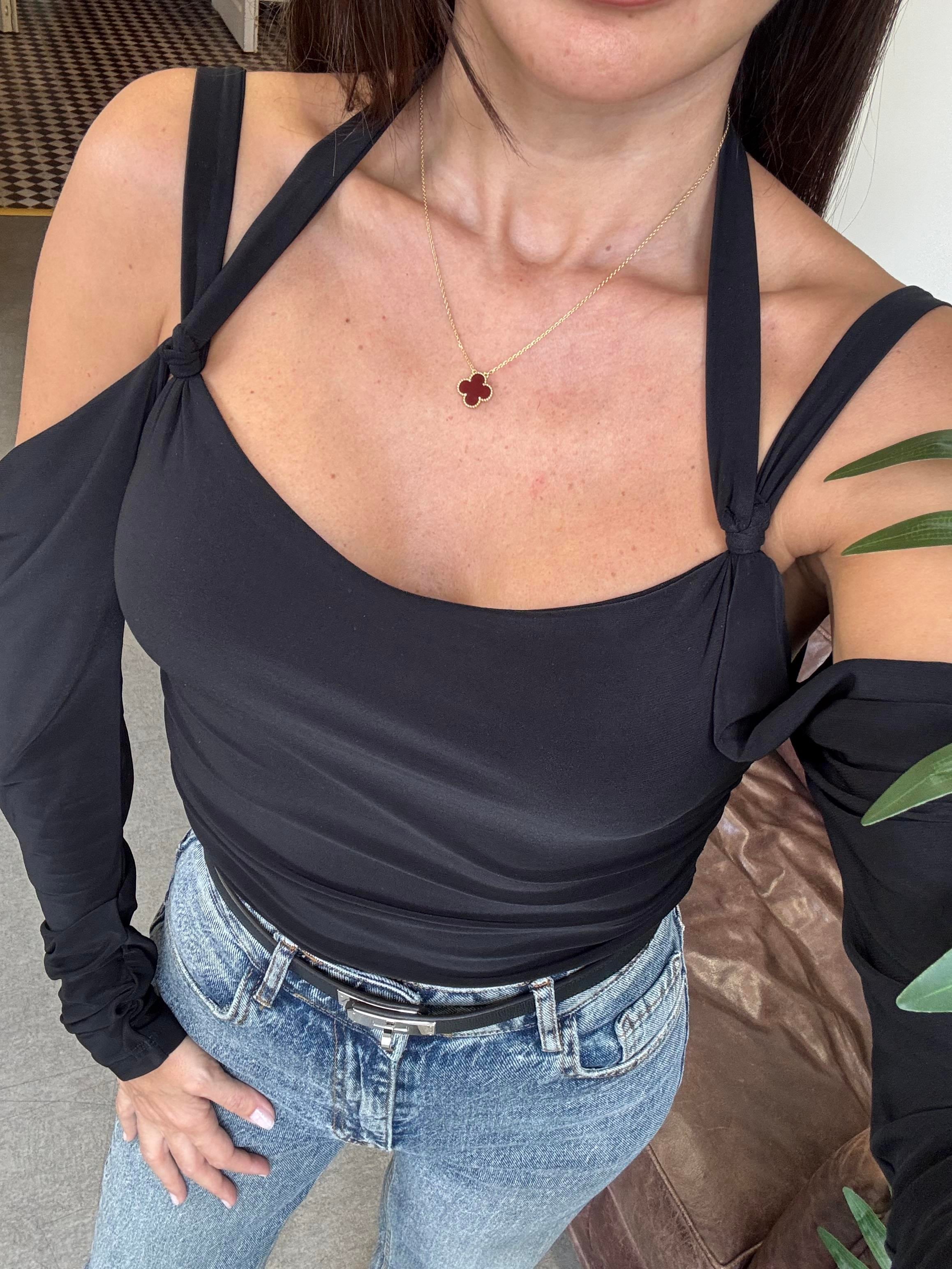 Siyah Omzu Açık Bluz