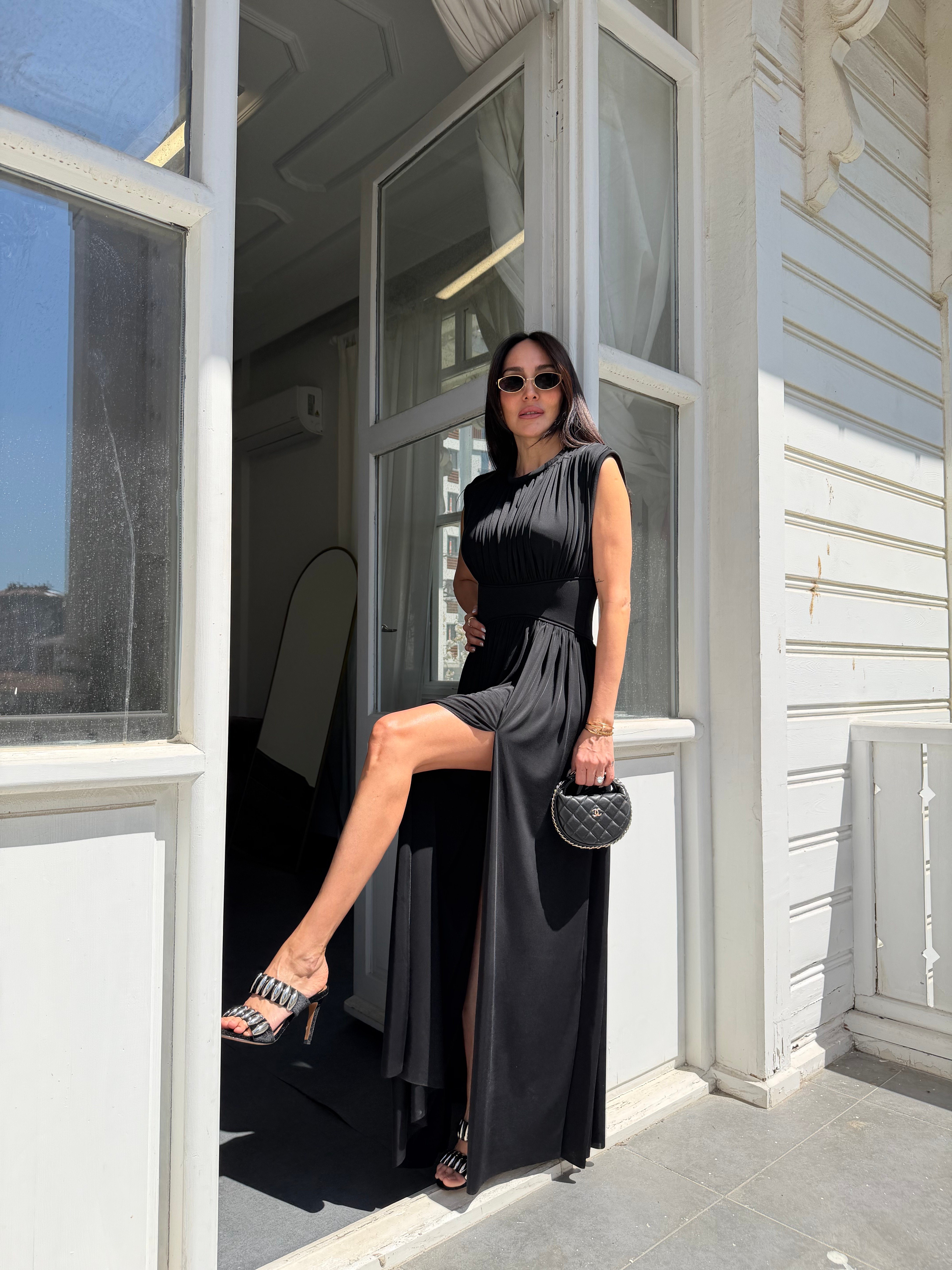 Siyah Omzu Vatka Detay Uzun Elbise