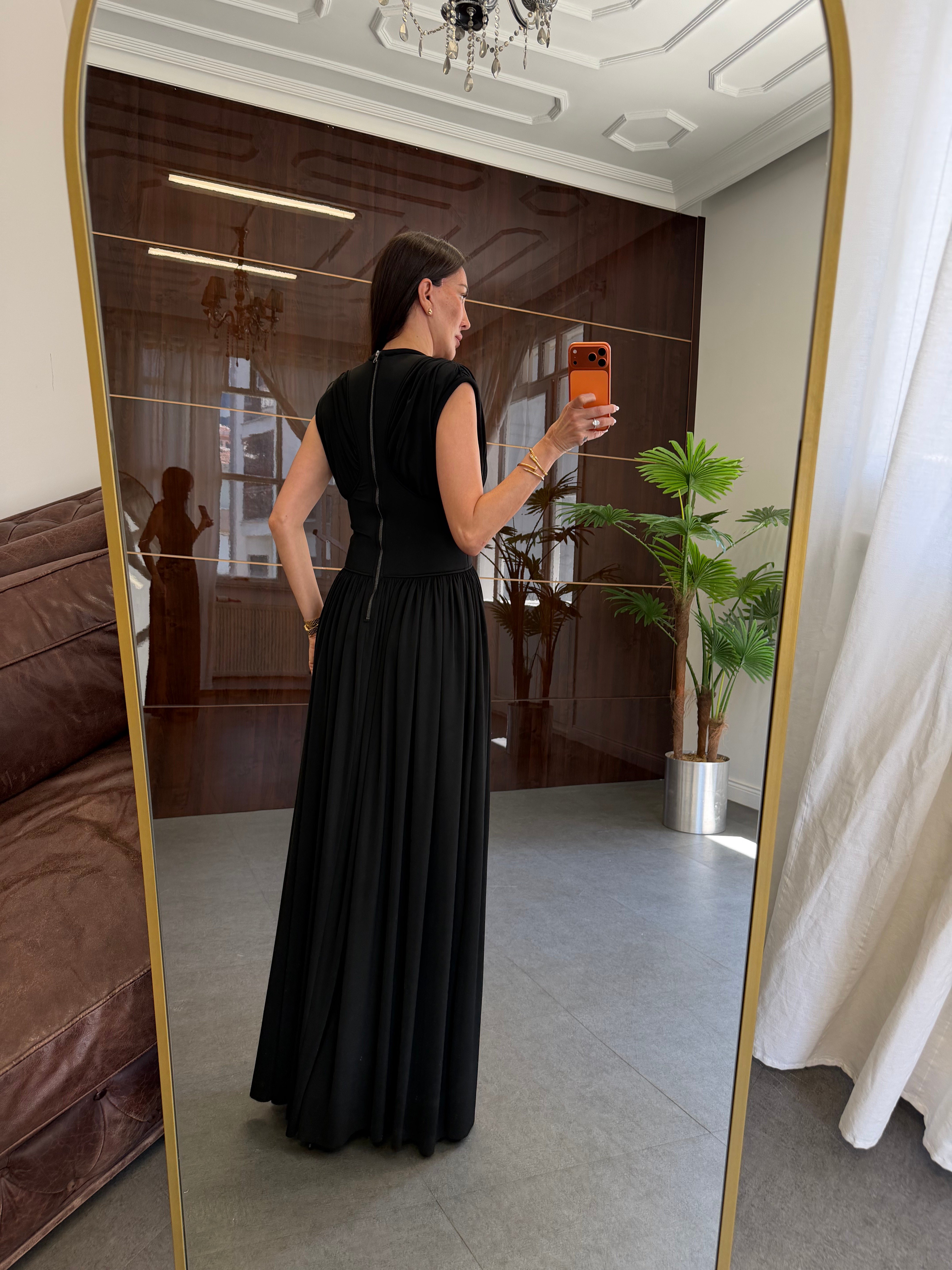 Siyah Omzu Vatka Detay Uzun Elbise