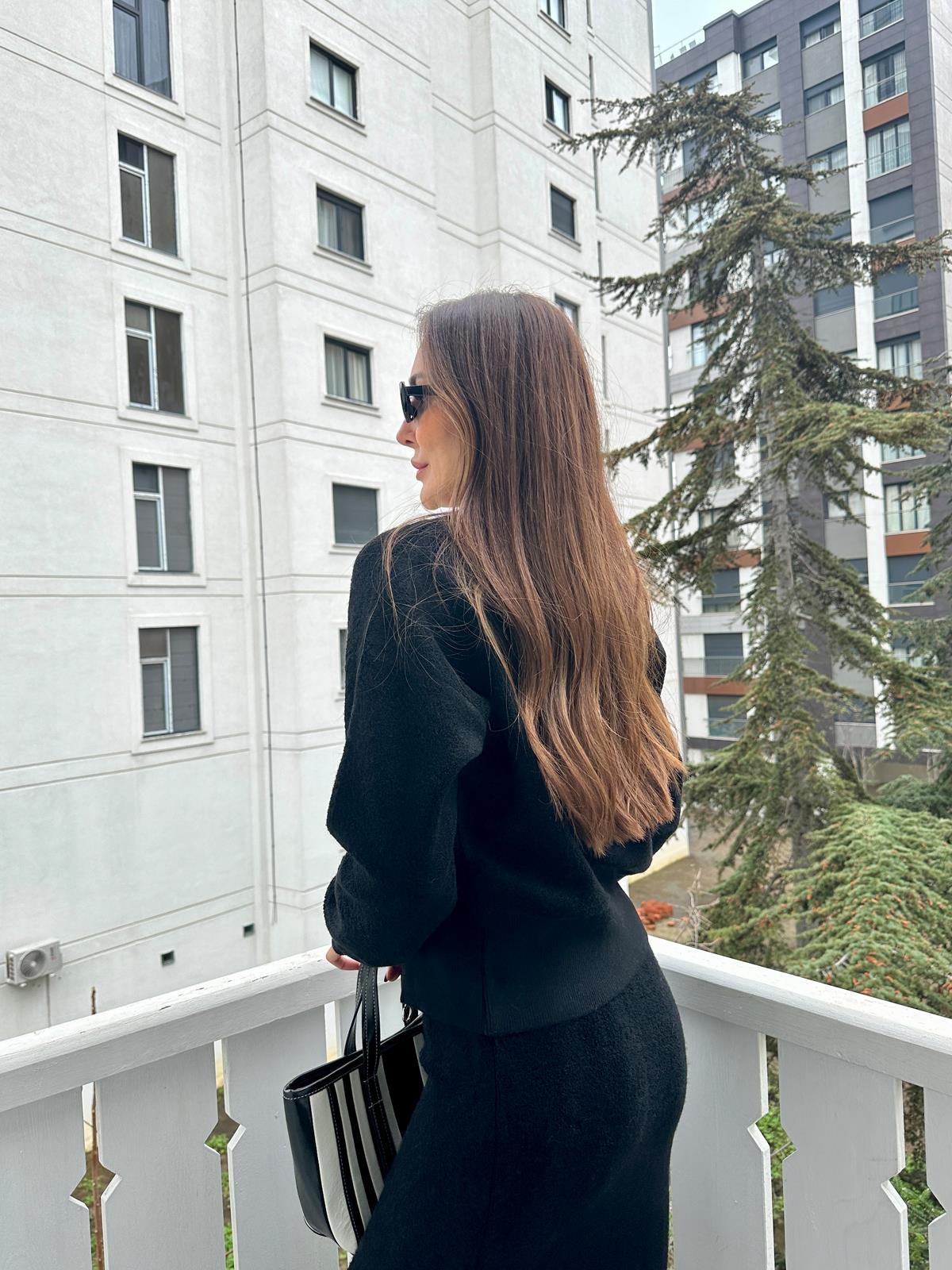 Siyah Polo Yaka Fermuarlı Etek Takım
