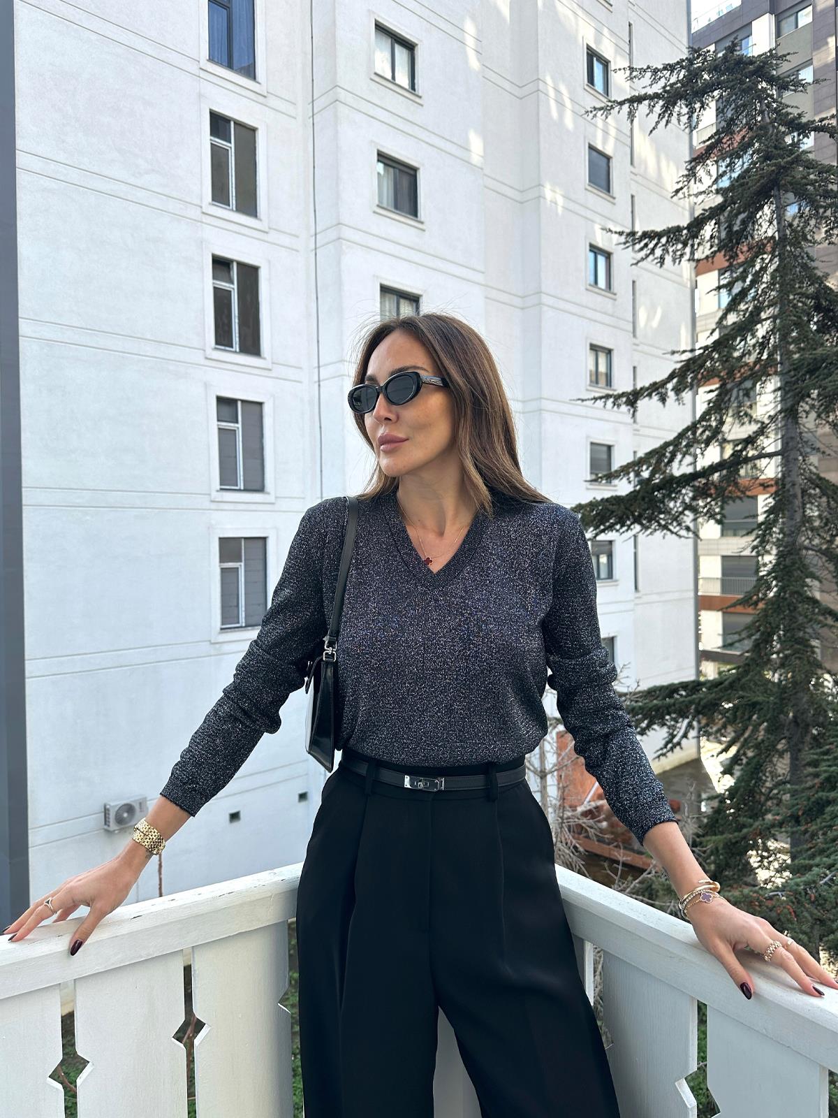 Siyah Simli V Yaka Triko Kazak