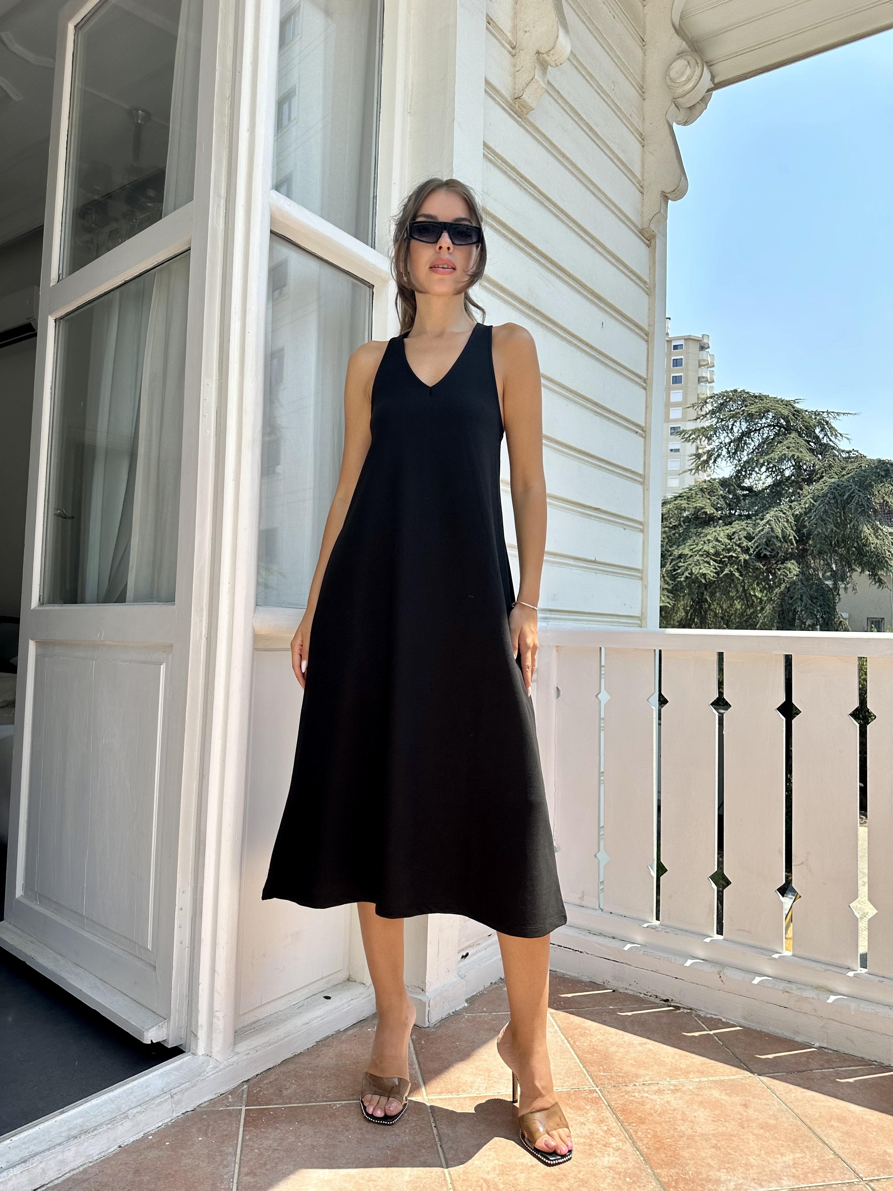 Siyah Sırtı Tokalı Kalın Askılı Elbise