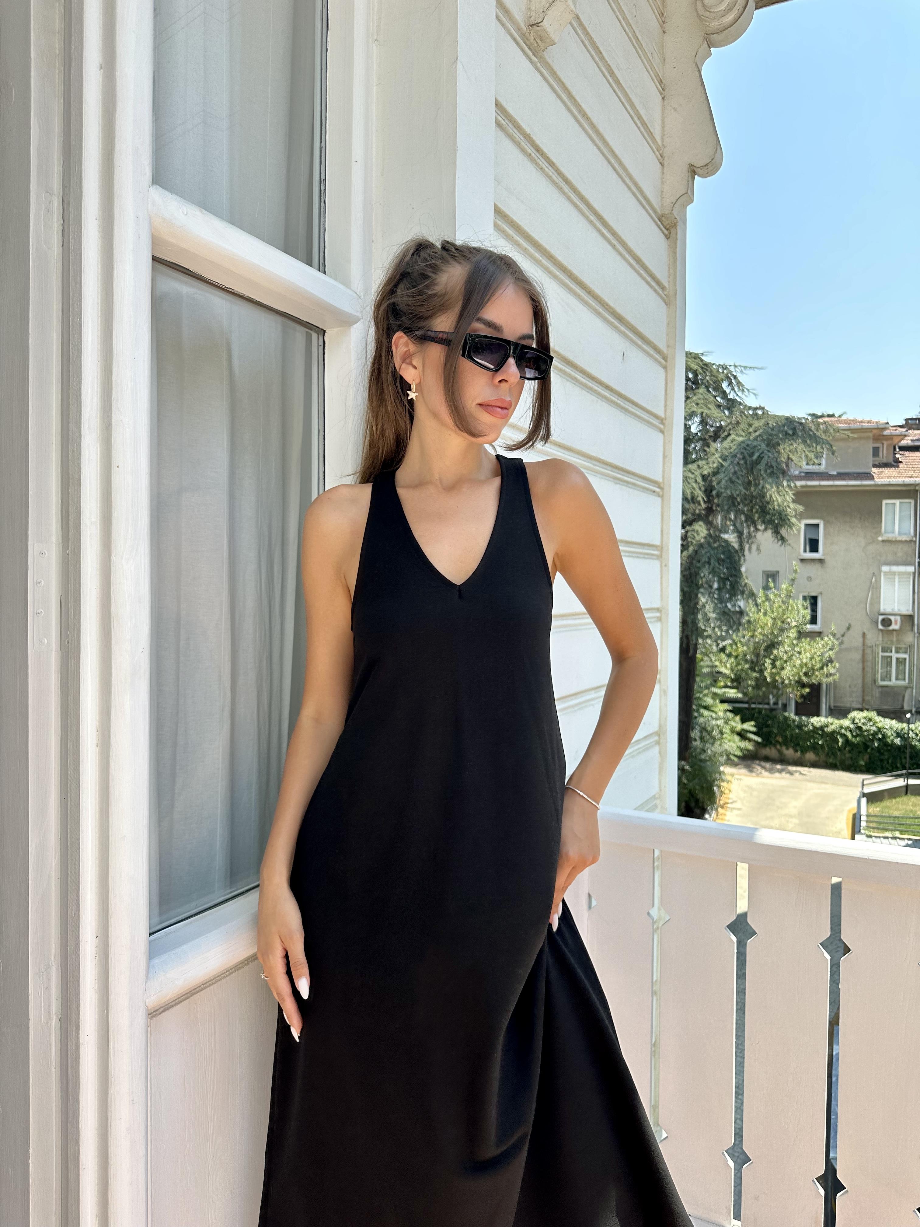 Siyah Sırtı Tokalı Kalın Askılı Elbise