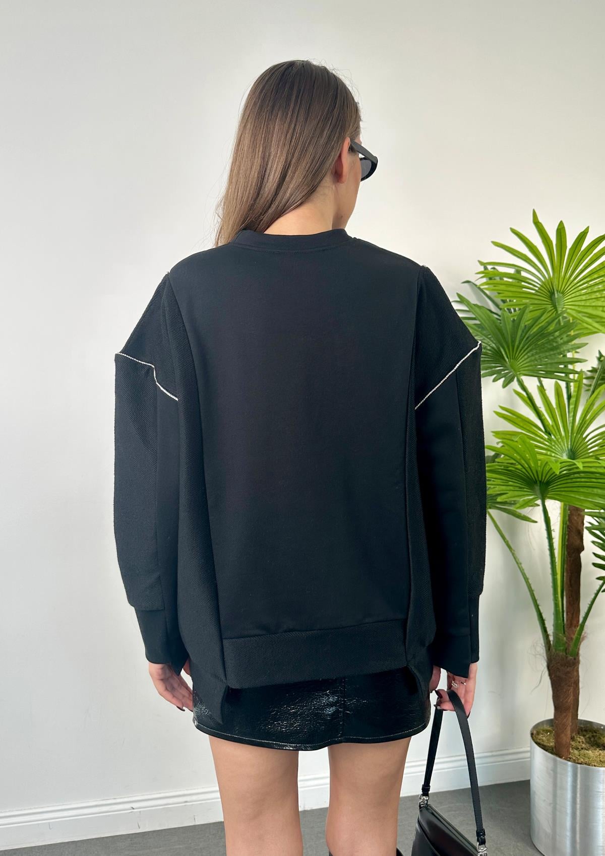 Siyah Şerit Detaylı Bisiklet Yaka Sweatshirt