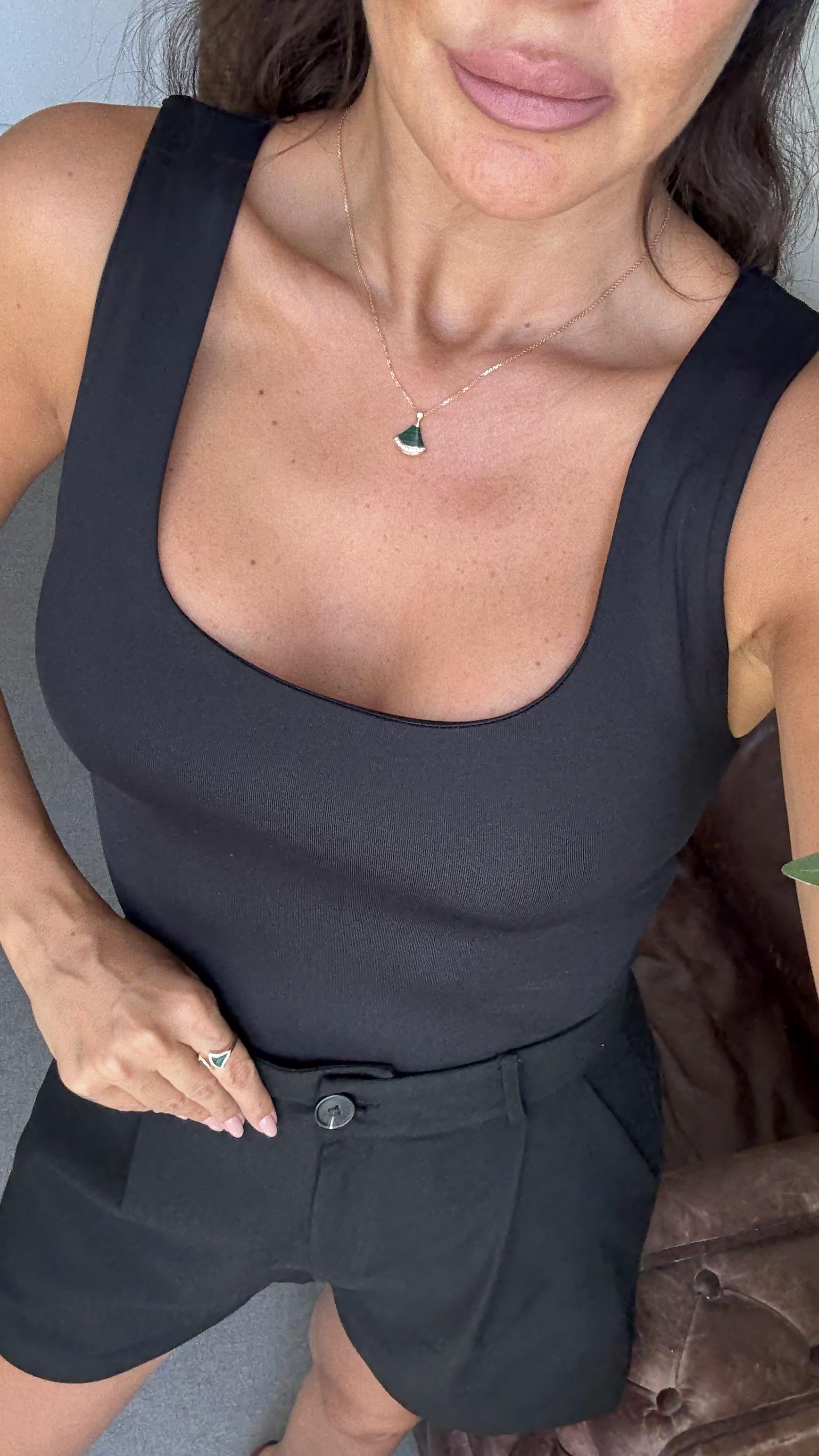 Siyah U Yakalı Bluz