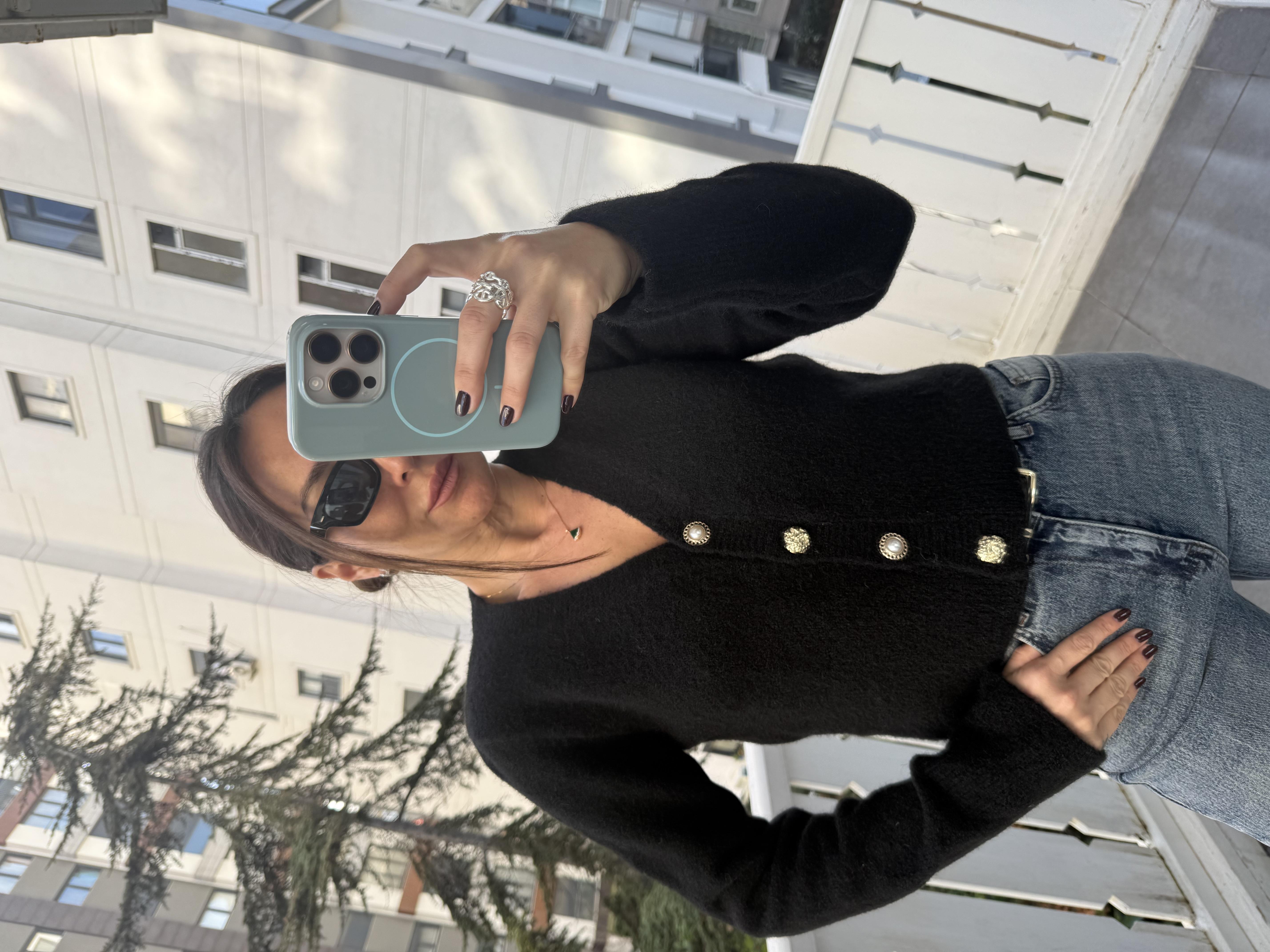 Siyah V Yaka Düğmeli Triko Hırka