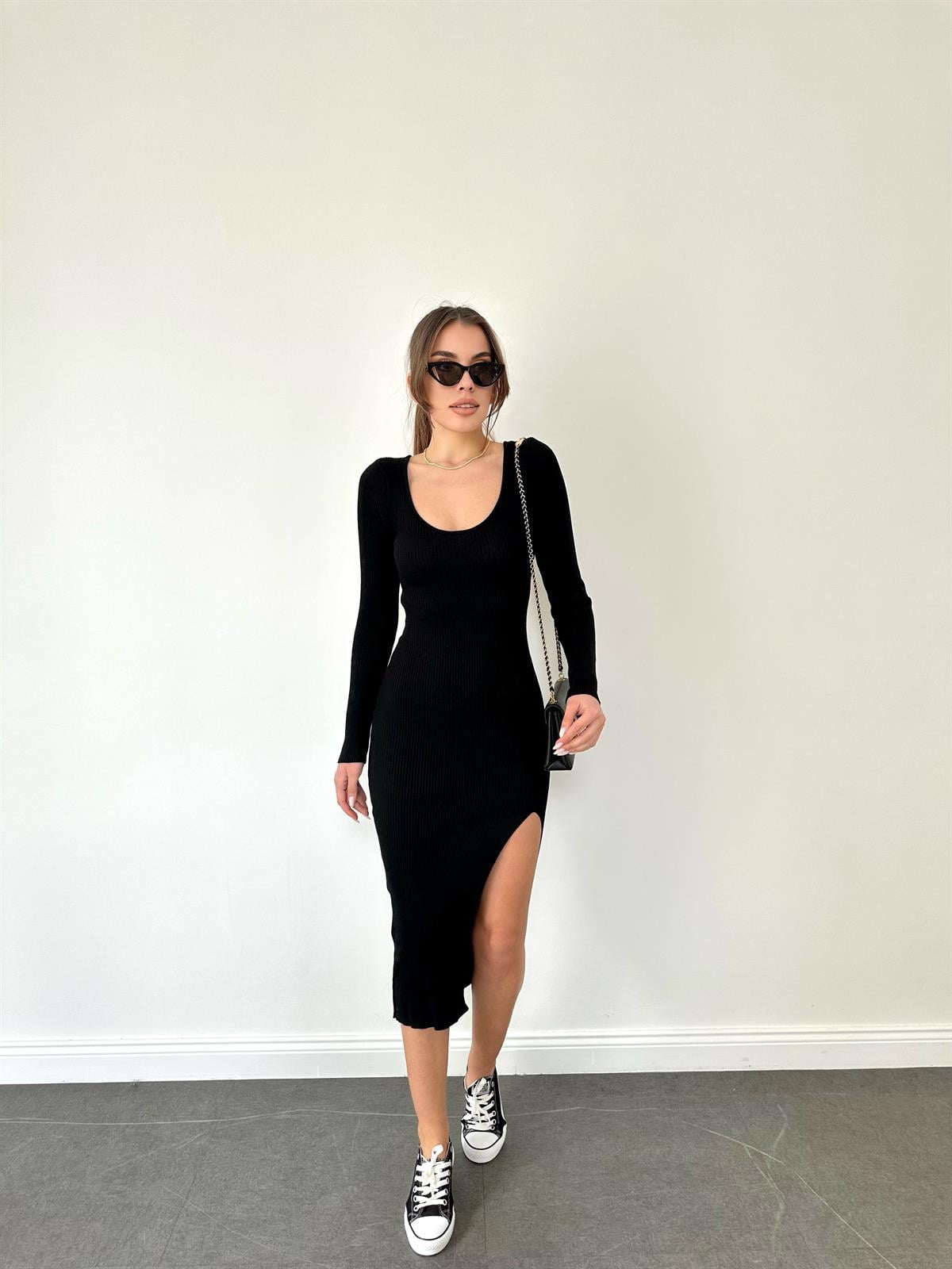 Siyah V Yakalı Sırtı Dekolteli Fitilli Triko Elbise