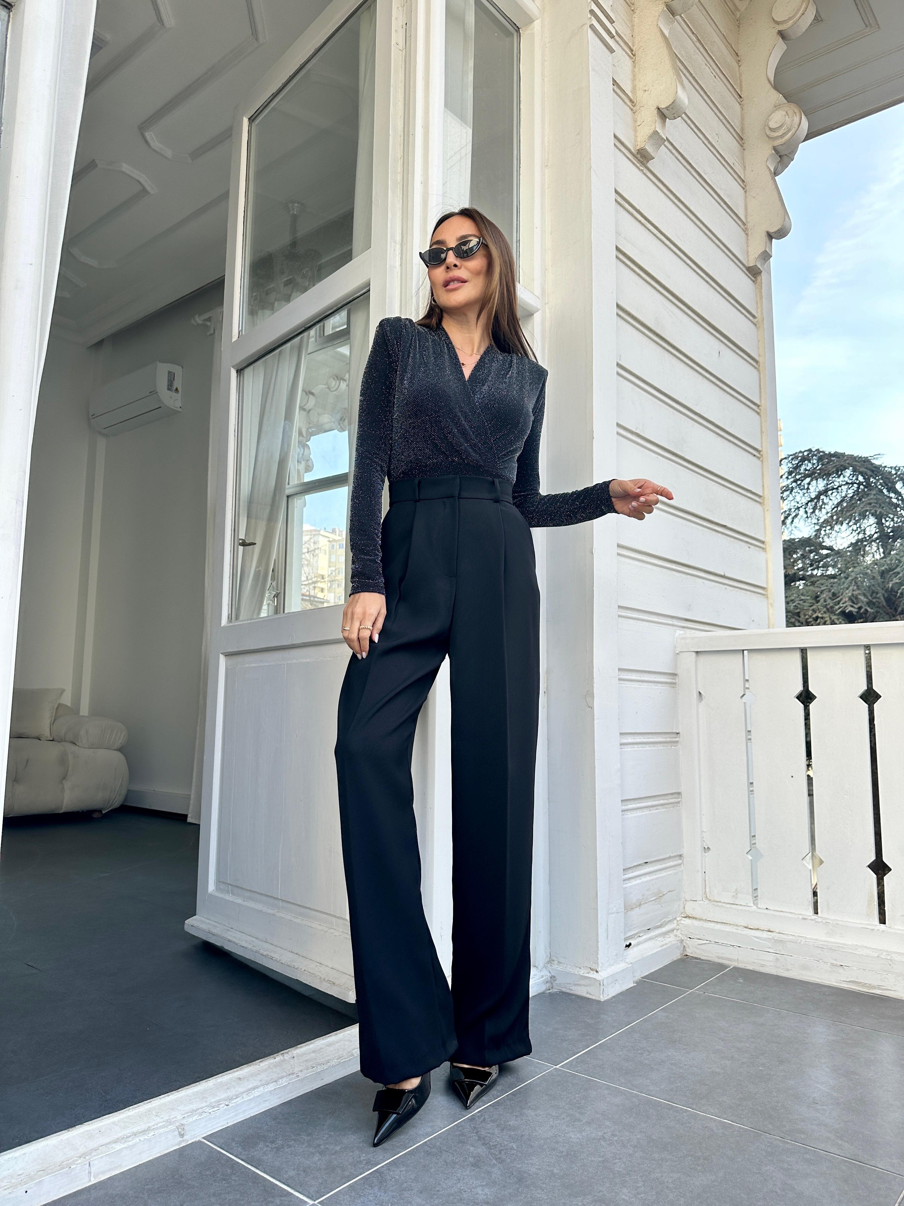 Siyah Vatkalı Sim Detaylı Bluz