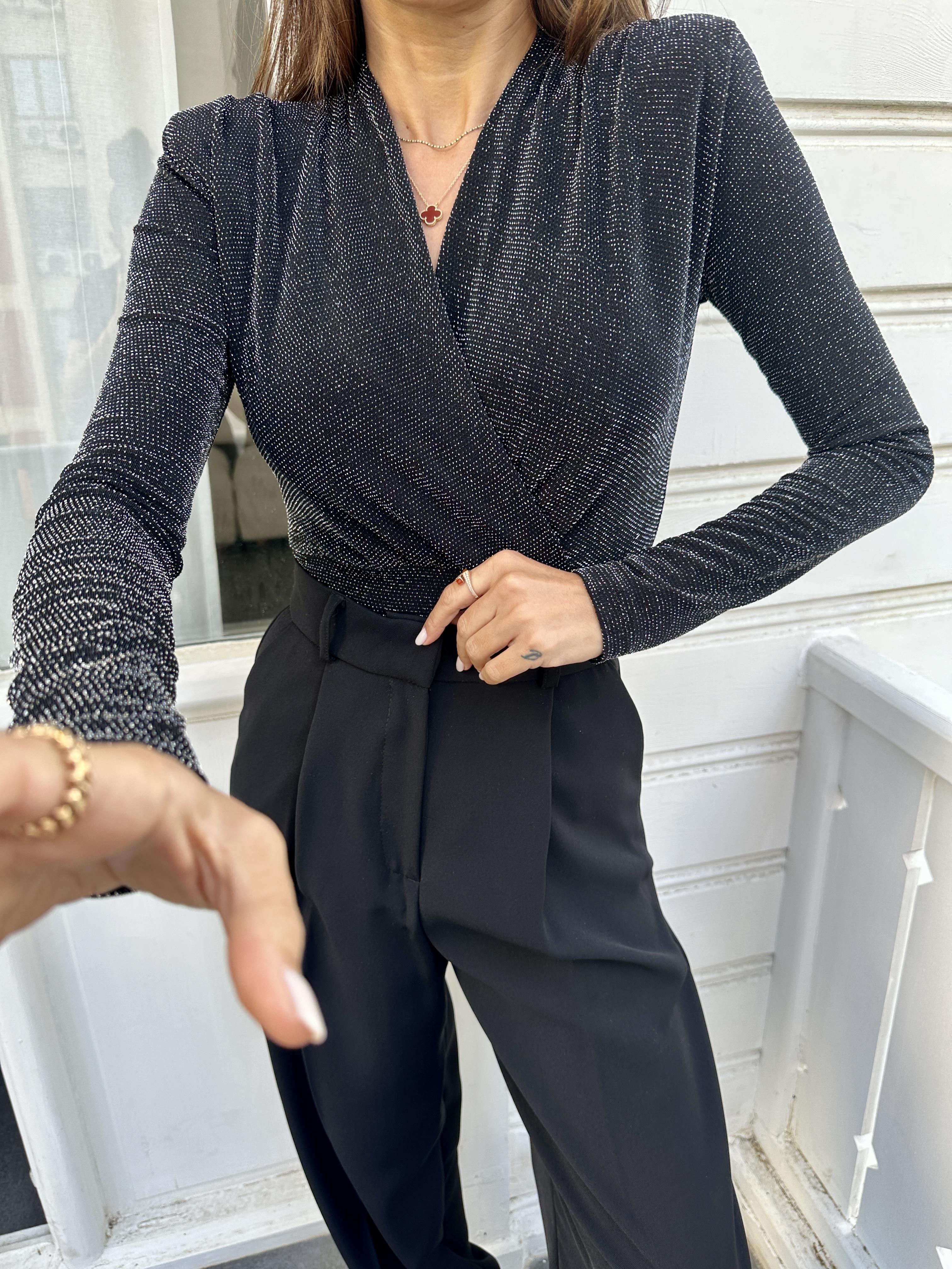 Siyah Vatkalı Sim Detaylı Bluz