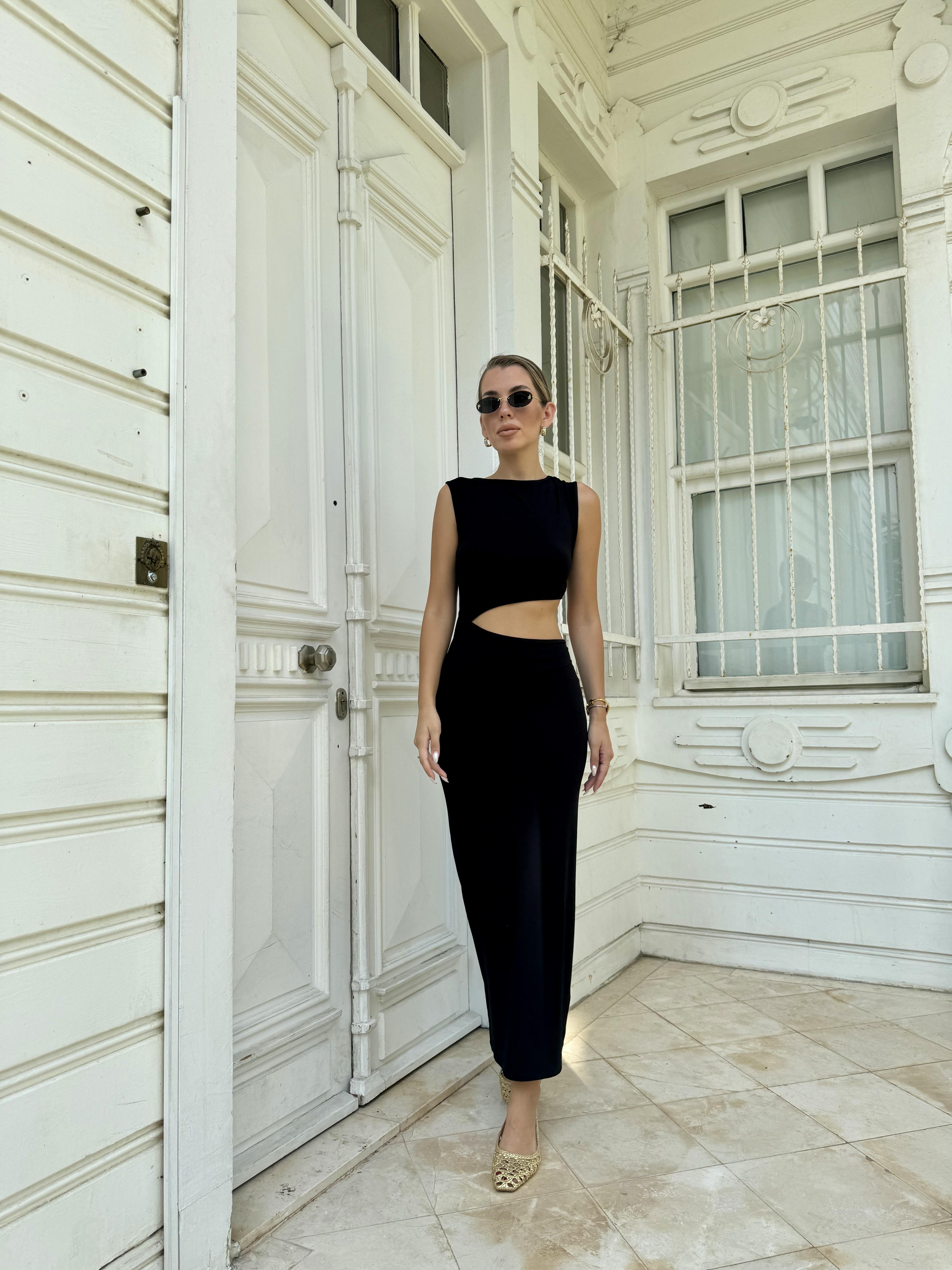 Siyah Yan Dekolteli Uzun Elbise