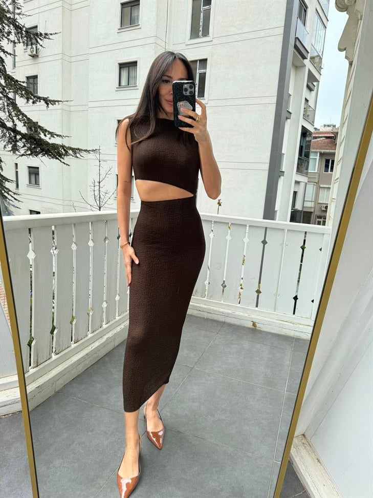 Acı Kahve Bel Dekolte Detaylı Gofre Elbise
