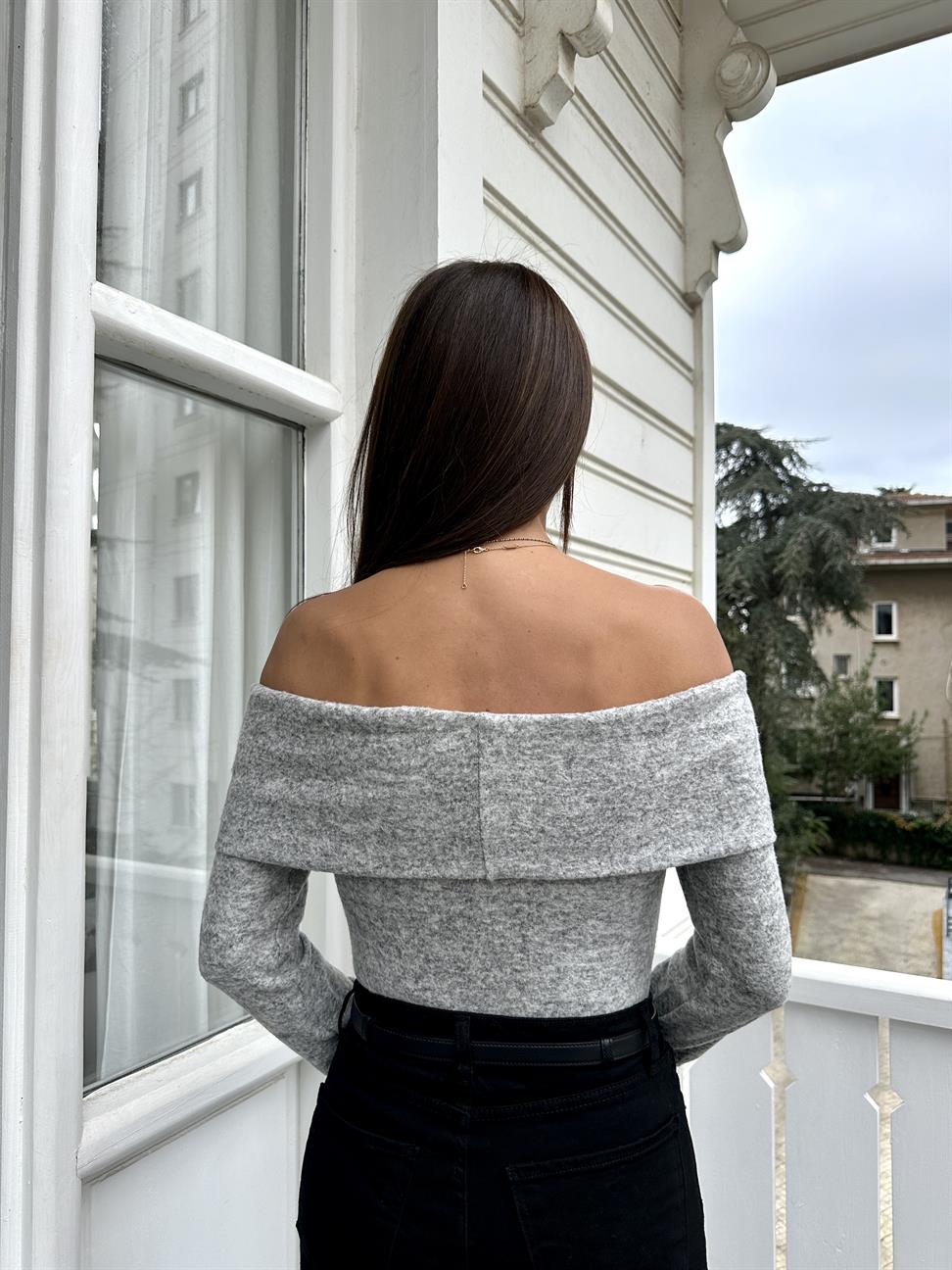 Açık Gri Düşük Omuzlu Bluz