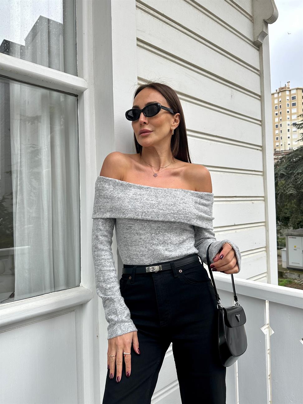 Açık Gri Düşük Omuzlu Bluz