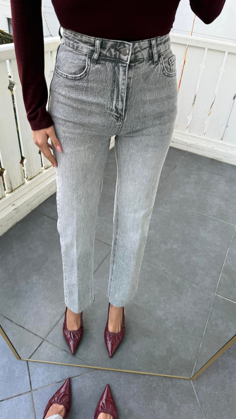 Açık Gri Yıkamalı Düz Kesim Jean Pantolon