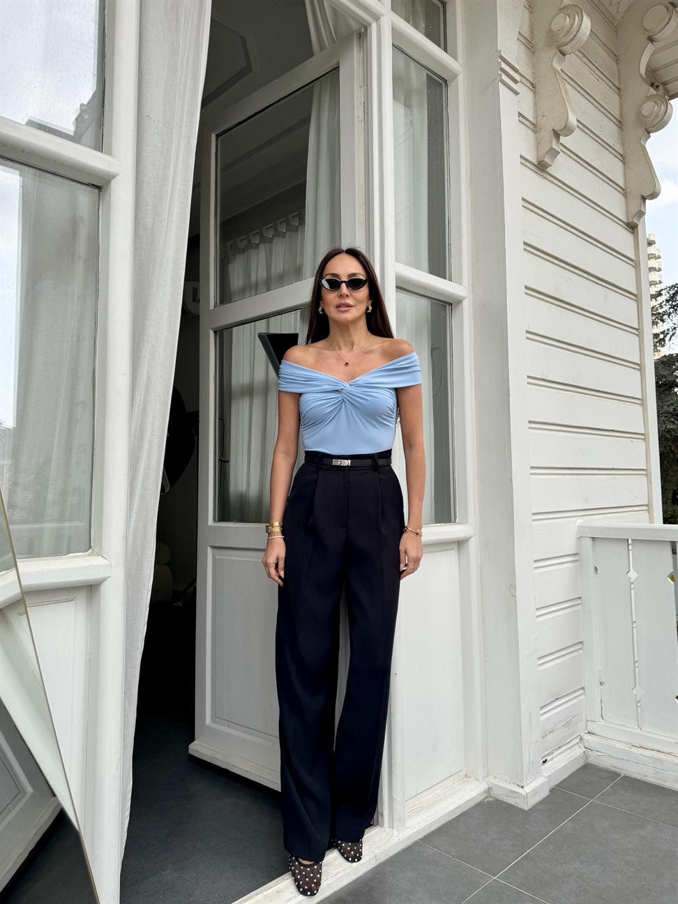 Açık Mavi Kısa Kollu Madonna Yaka Bluz