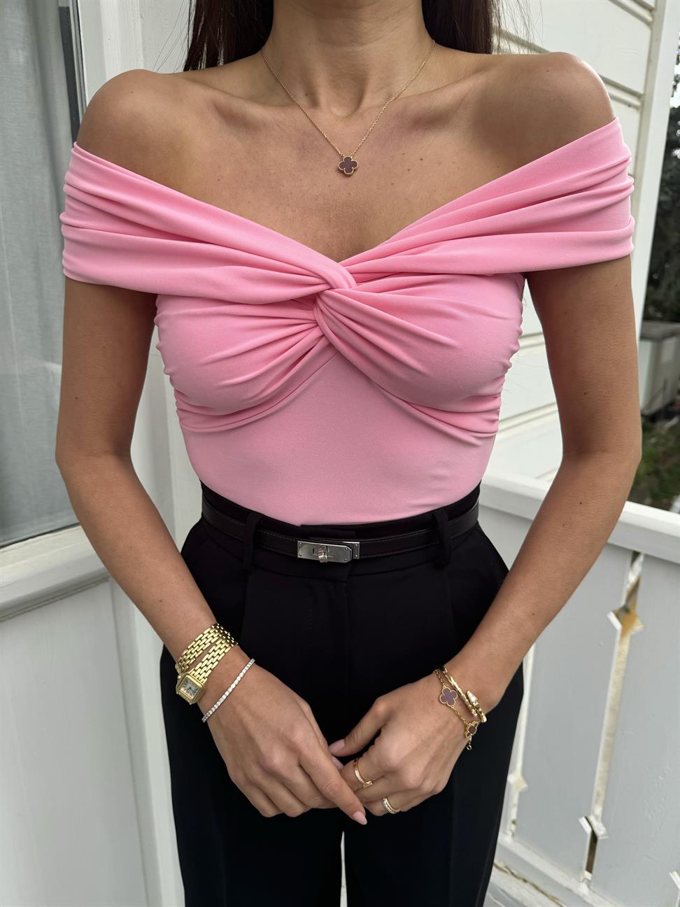 Açık Pembe Kısa Kollu Madonna Yaka Bluz