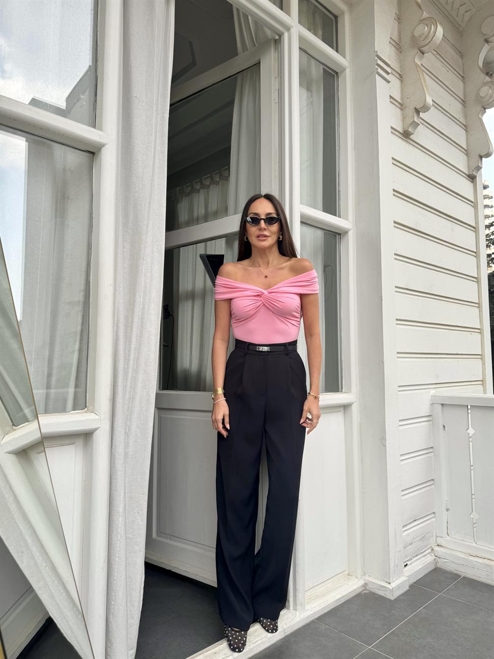 Açık Pembe Kısa Kollu Madonna Yaka Bluz