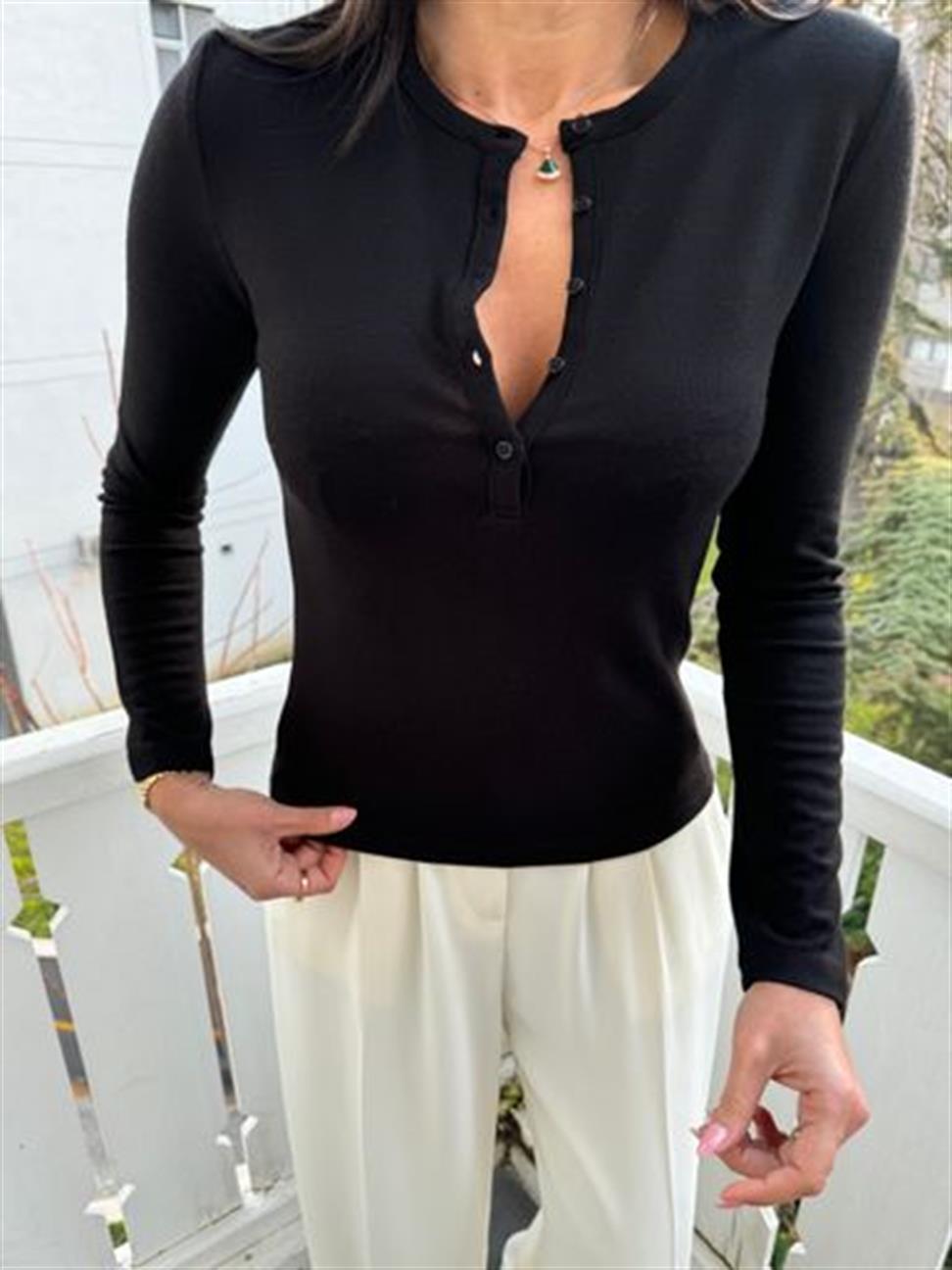 Siyah Düğmeli Uzun Kollu Bluz