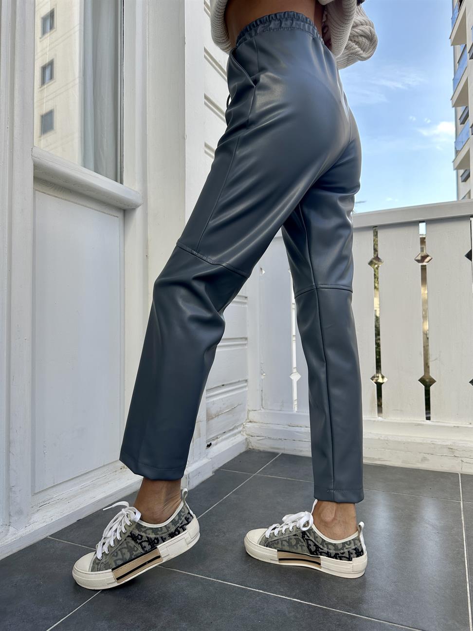 Barut Grisi Dizi Dikişli Bağcıklı ve Beli Lastikli Deri Pantolon