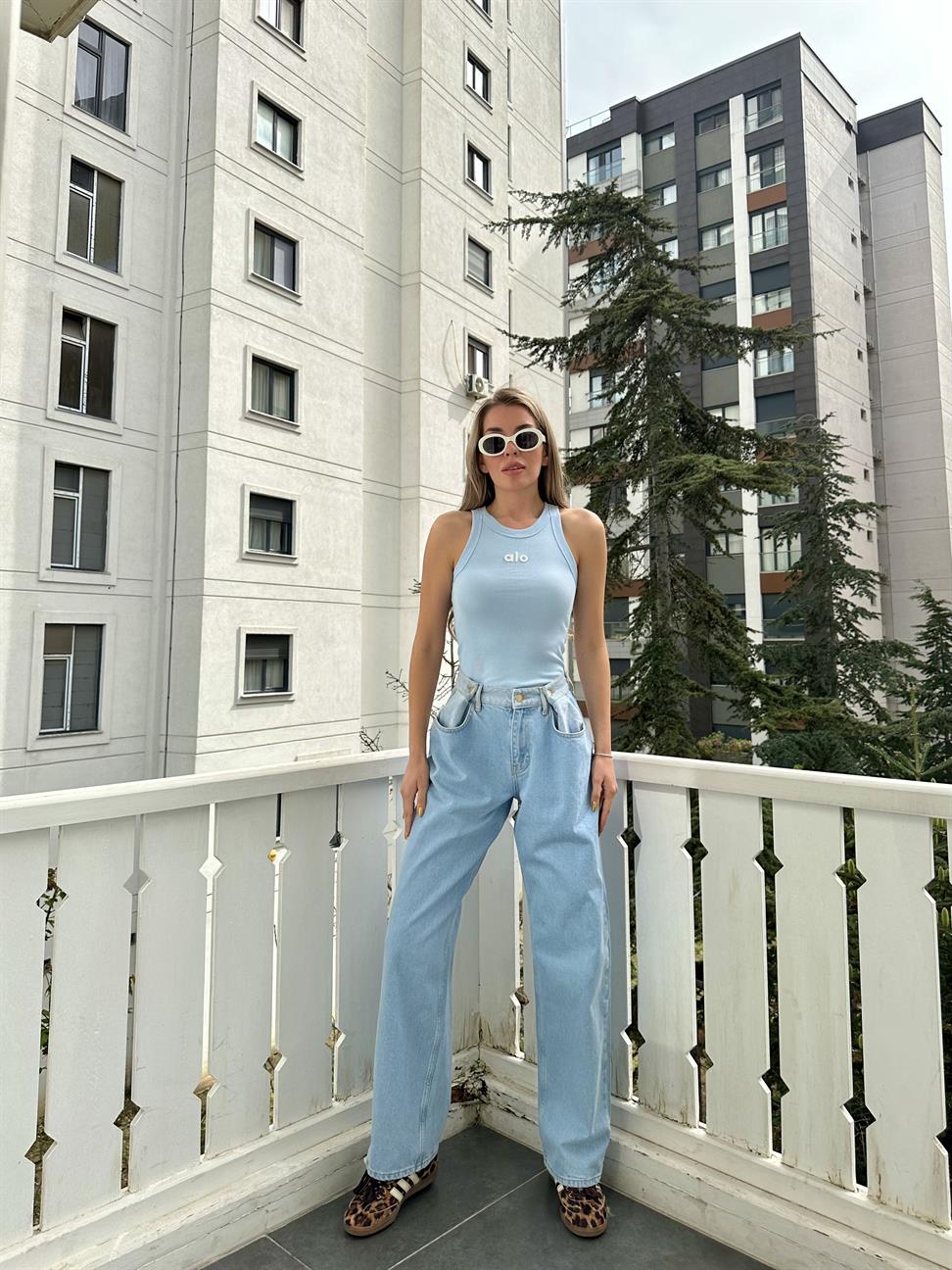 Bebe Mavisi Alo Yüzücü Atlet