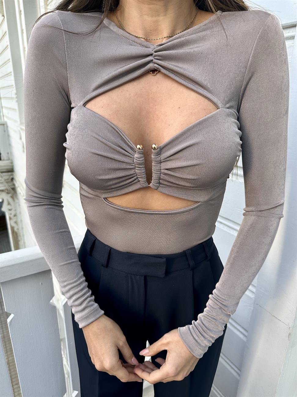 Gri Aksesuar Detaylı Uzun Kollu Bluz