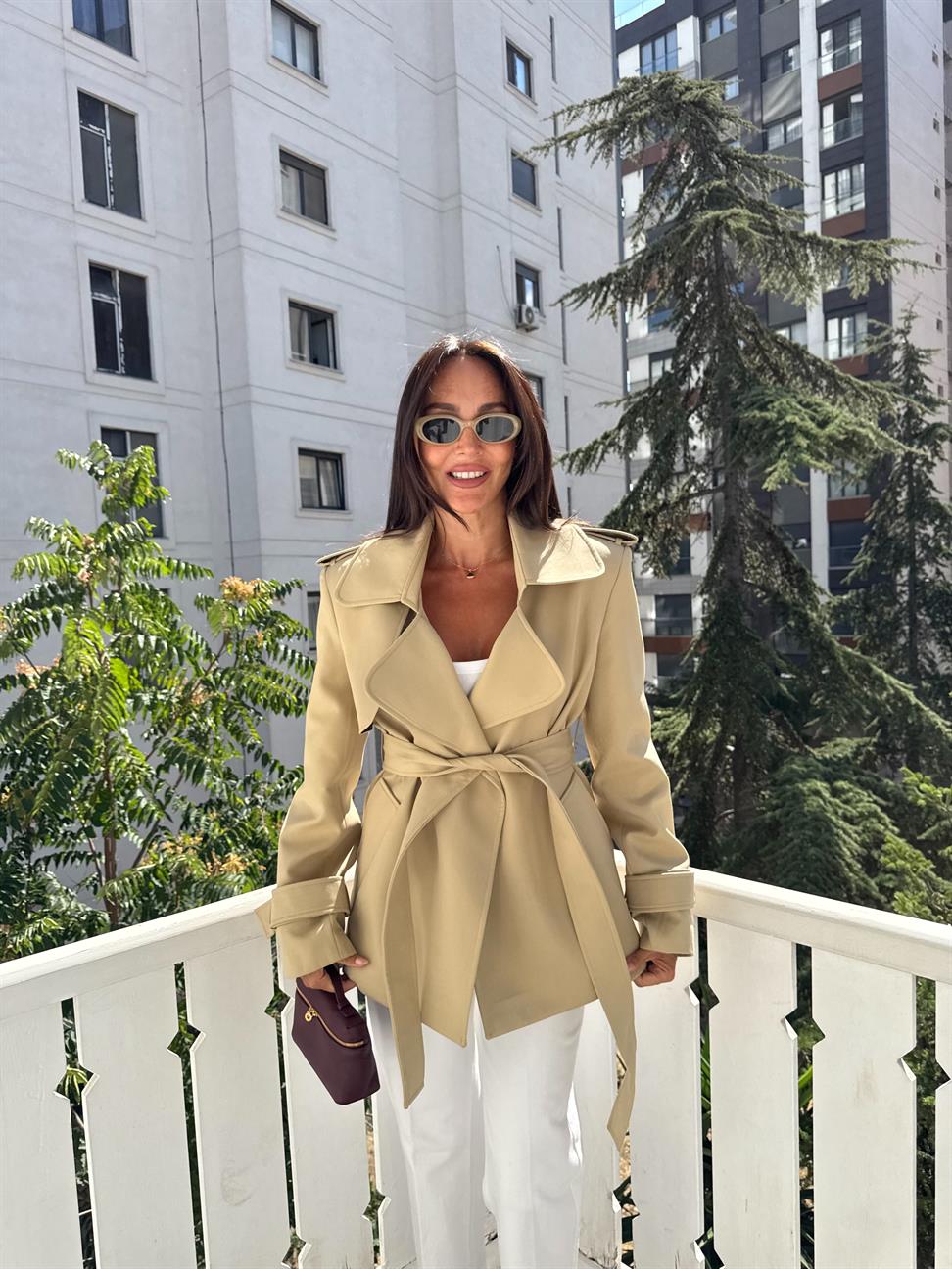 Bej Kemerli Kruvaze Yaka Ceket