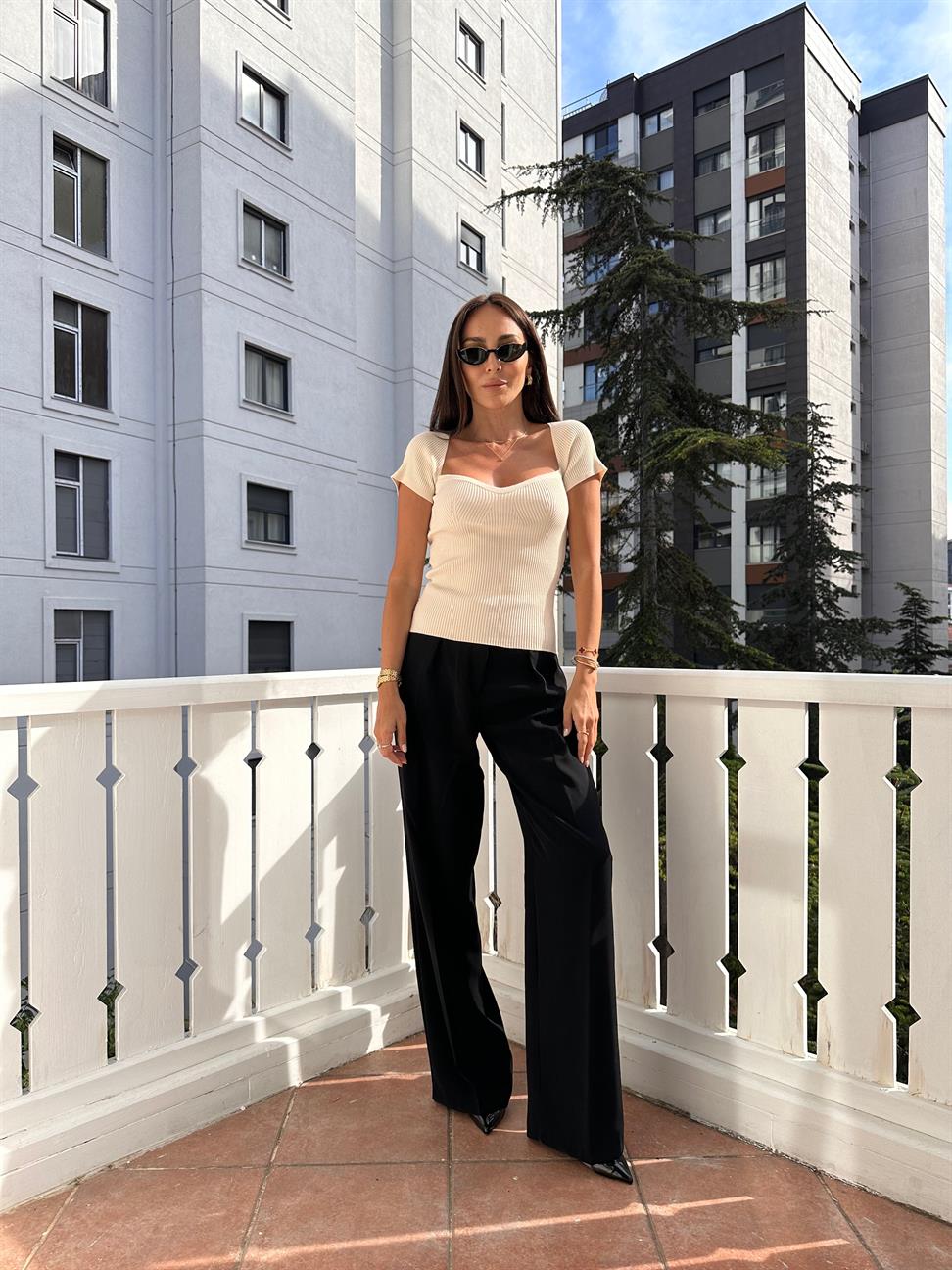 Bej Kısa Kollu Kalp Yaka Bluz