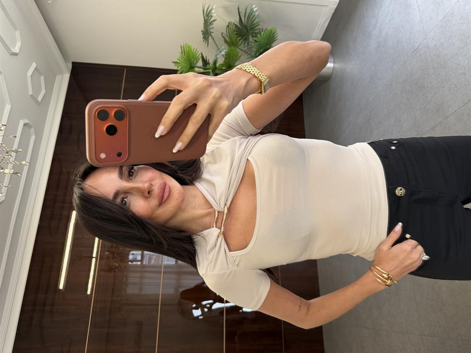 Bej Kısa Kollu Toka Detaylı Bluz