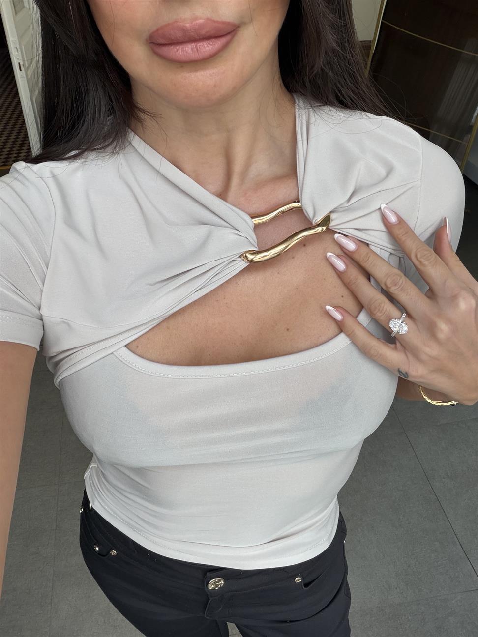 Bej Kısa Kollu Toka Detaylı Bluz