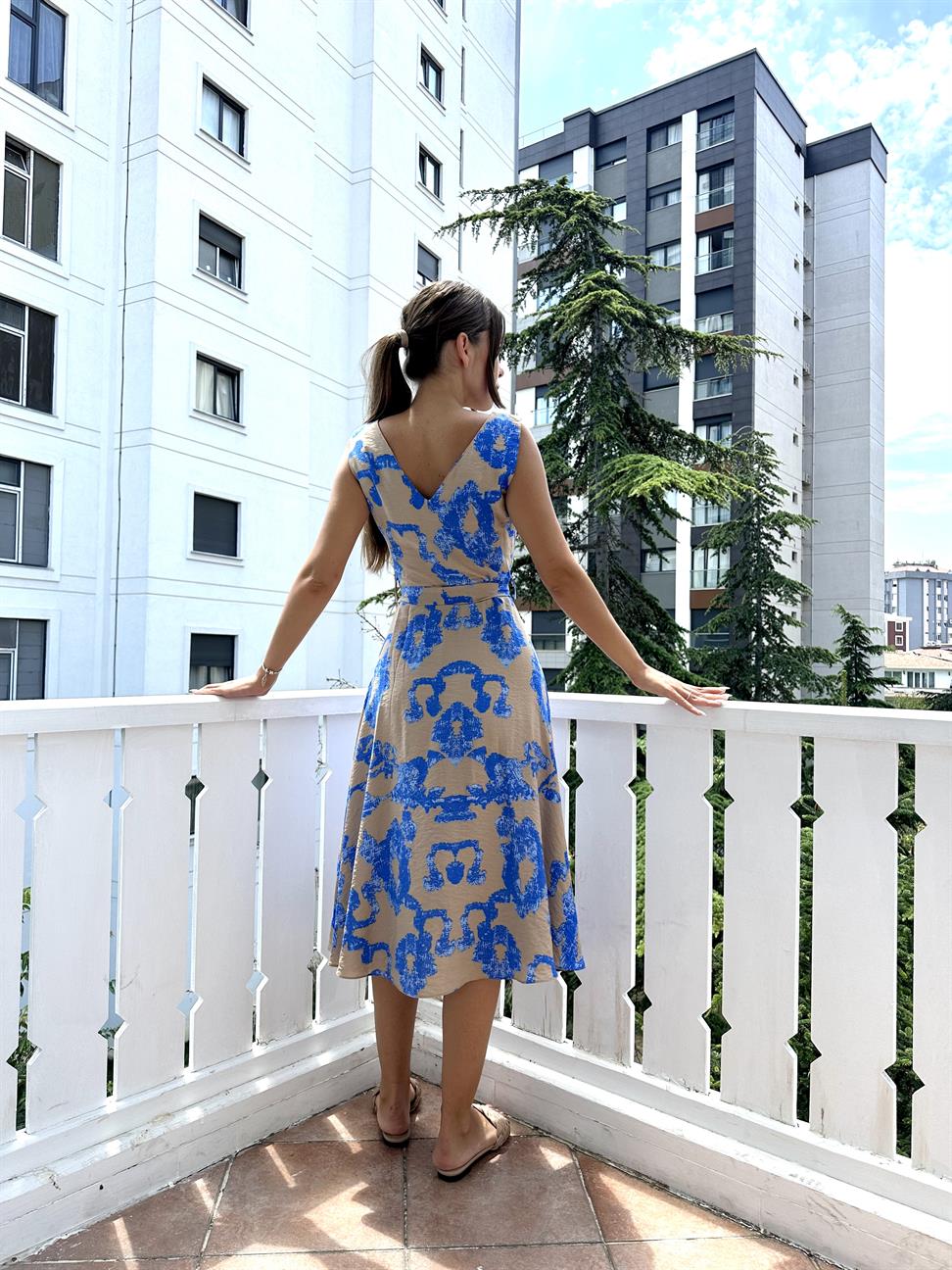 Bej Kolsuz Mavi Desenli Midi Elbise