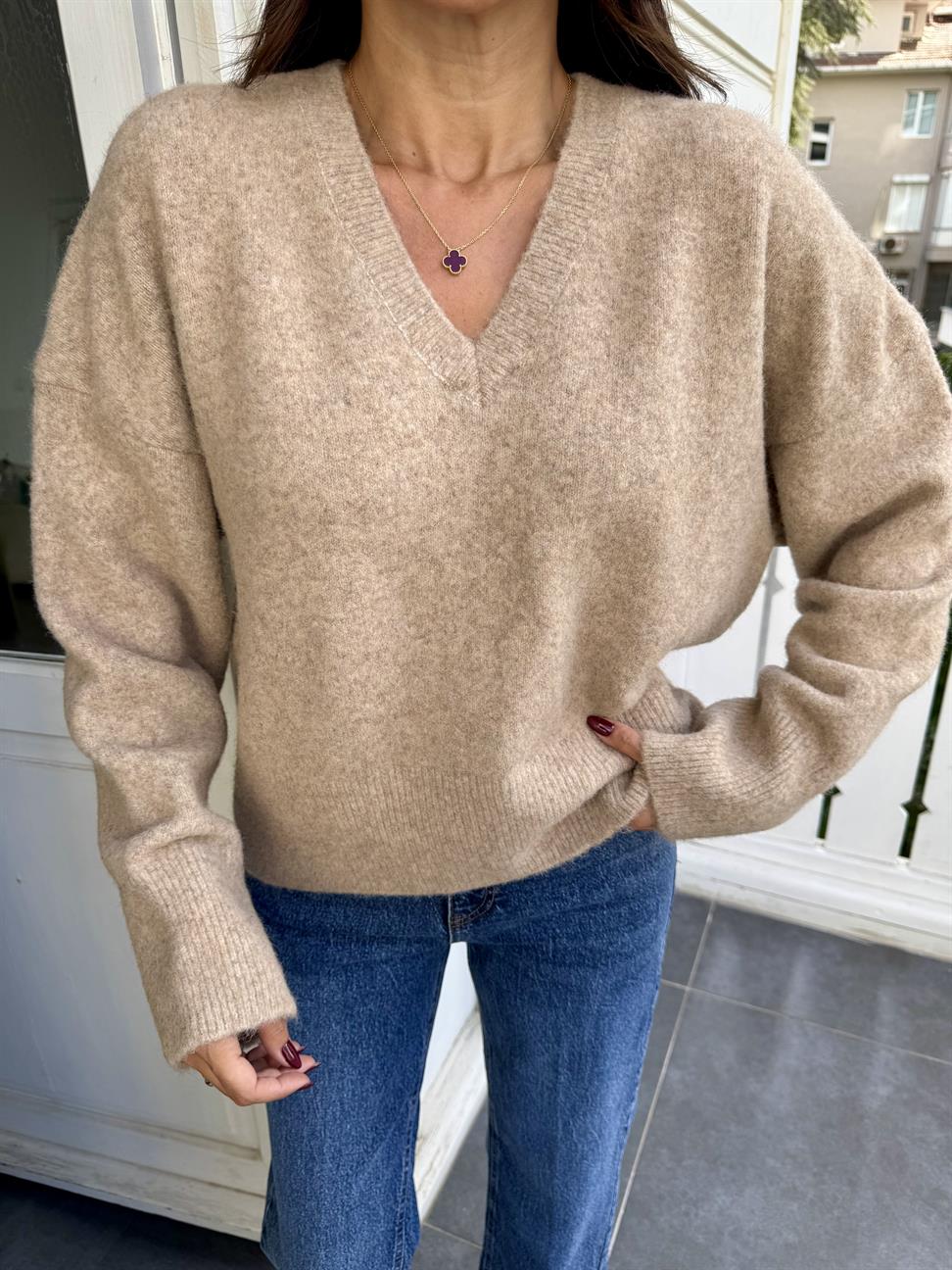 Bej Melanj V Yaka Yumuşak Dokulu Triko Kazak