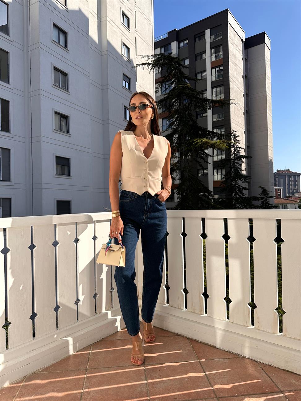 Bej Önden Düğmeli Yelek