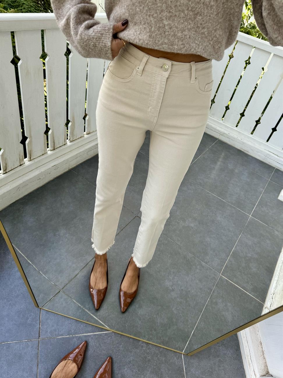 Bej Paçası Püsküllü ve Yırtmaçlı Jean Pantolon