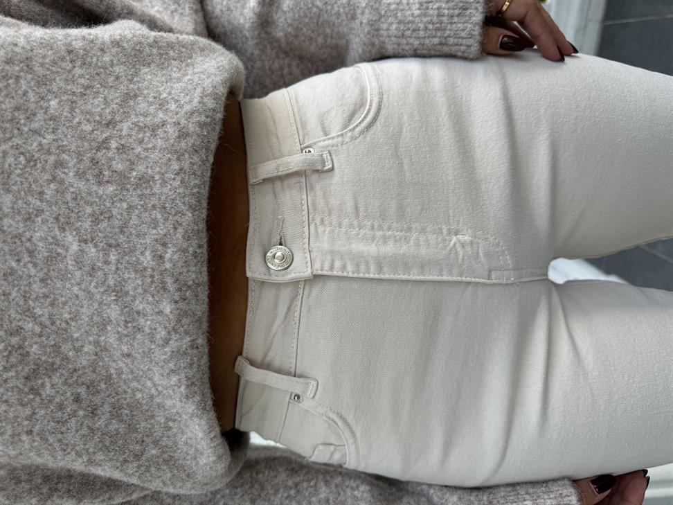 Bej Paçası Püsküllü ve Yırtmaçlı Jean Pantolon