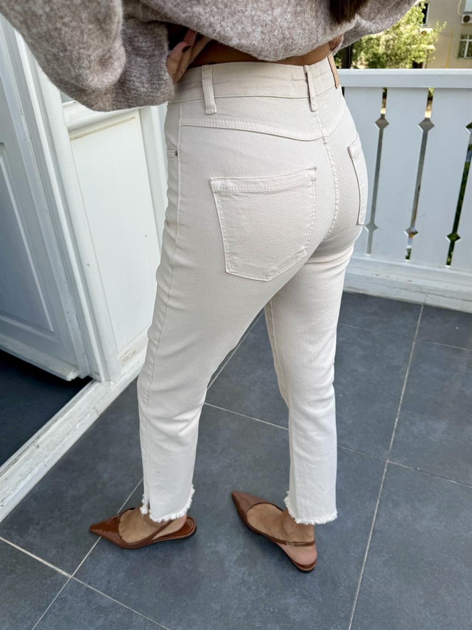 Bej Paçası Püsküllü ve Yırtmaçlı Jean Pantolon